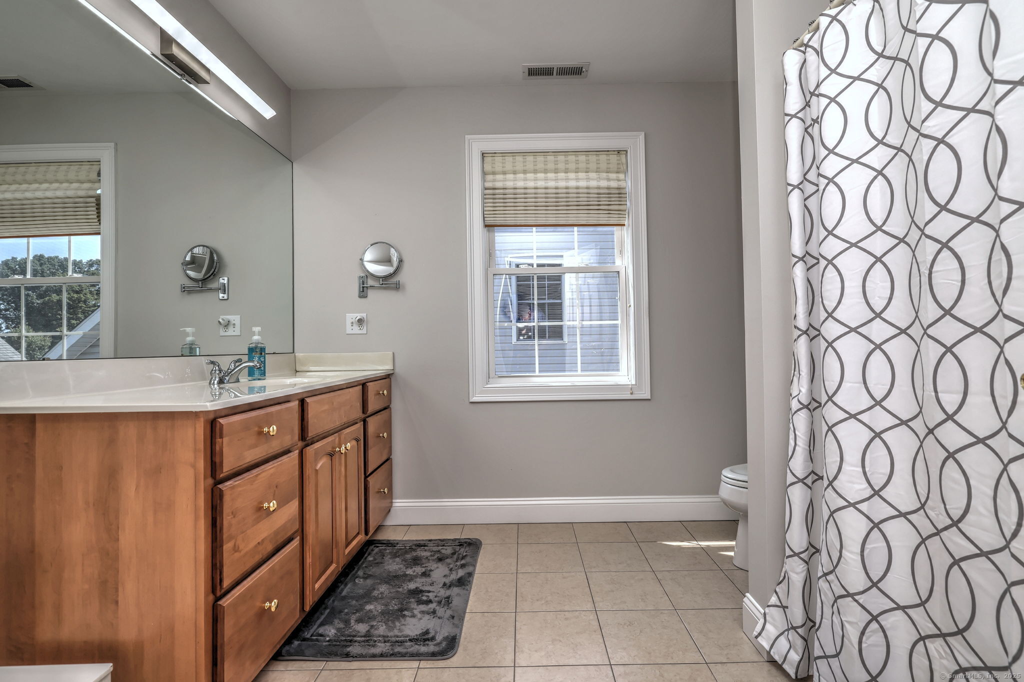 Milford, Connecticut 06461, United States, 2 Bedrooms Bedrooms, ,3 BathroomsBathrooms,Residential,Pending,191857