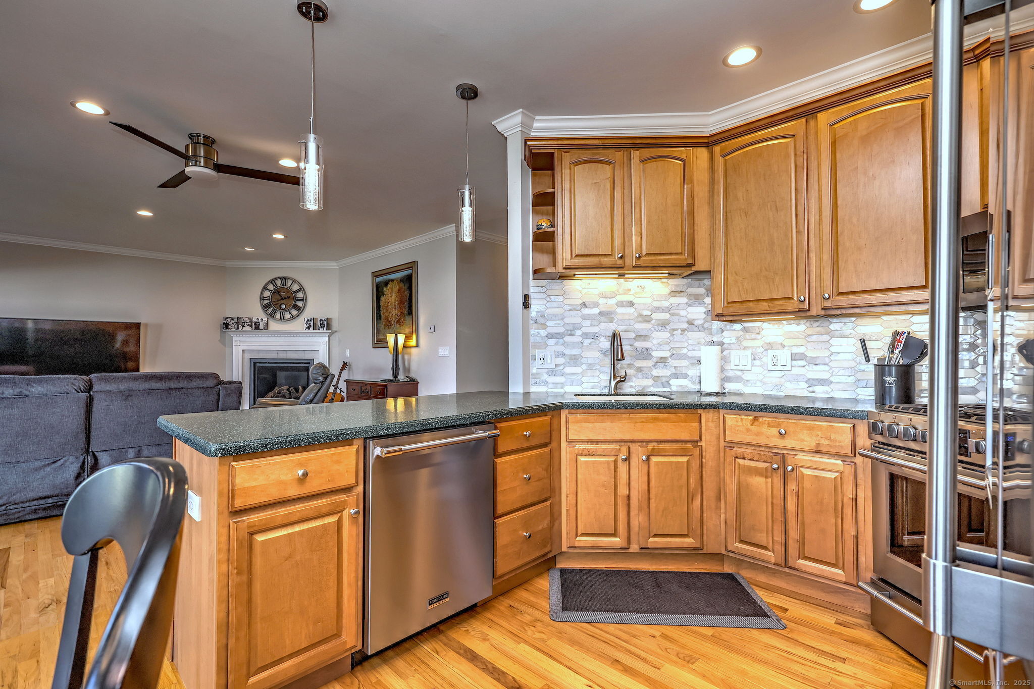 Milford, Connecticut 06461, United States, 2 Bedrooms Bedrooms, ,3 BathroomsBathrooms,Residential,Pending,191857