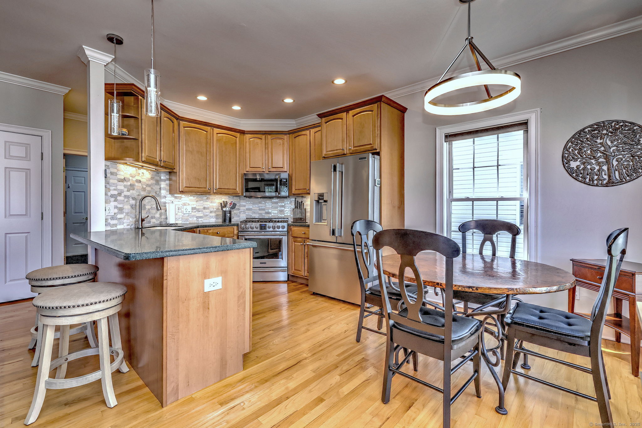 Milford, Connecticut 06461, United States, 2 Bedrooms Bedrooms, ,3 BathroomsBathrooms,Residential,Pending,191857