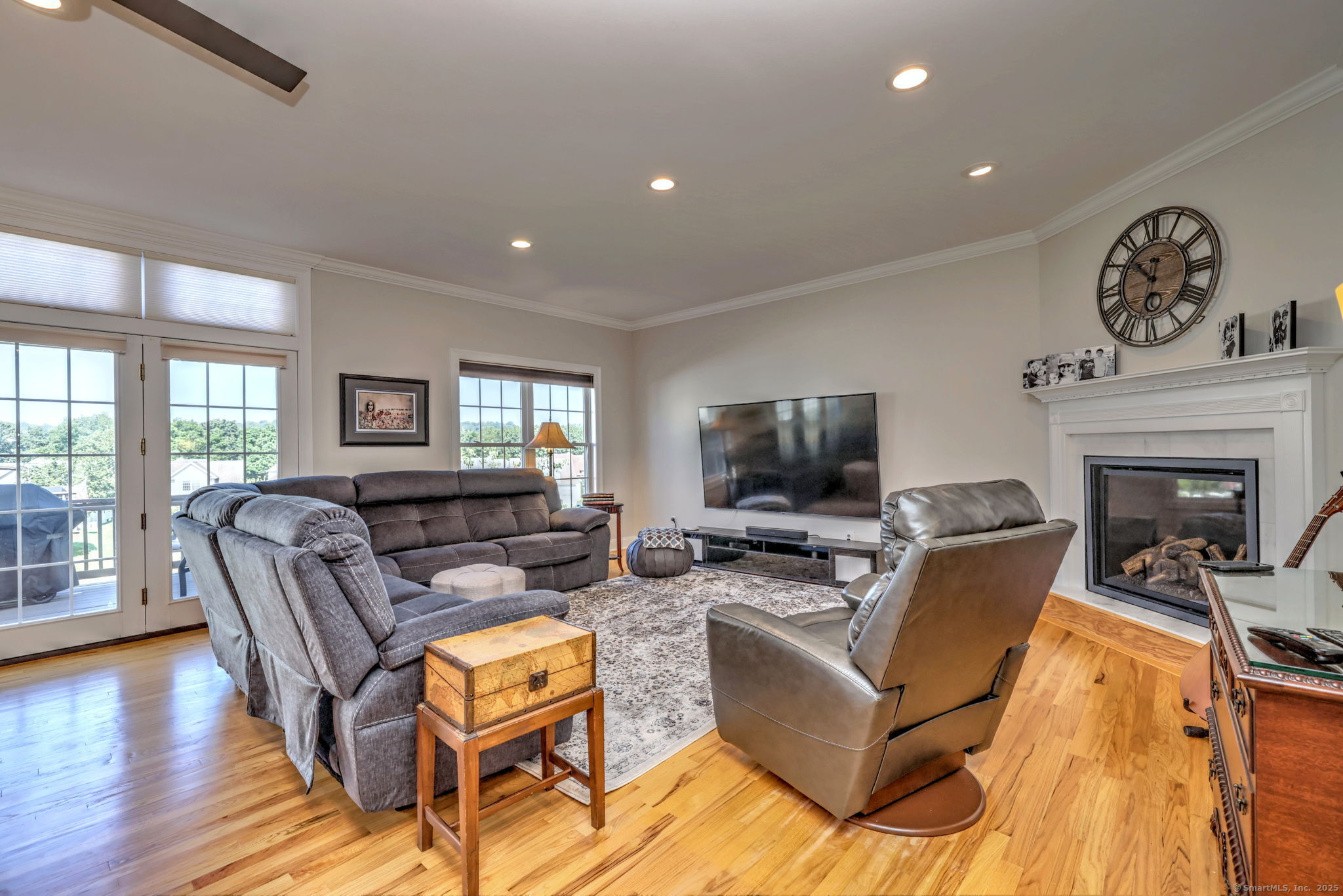 Milford, Connecticut 06461, United States, 2 Bedrooms Bedrooms, ,3 BathroomsBathrooms,Residential,Pending,191857