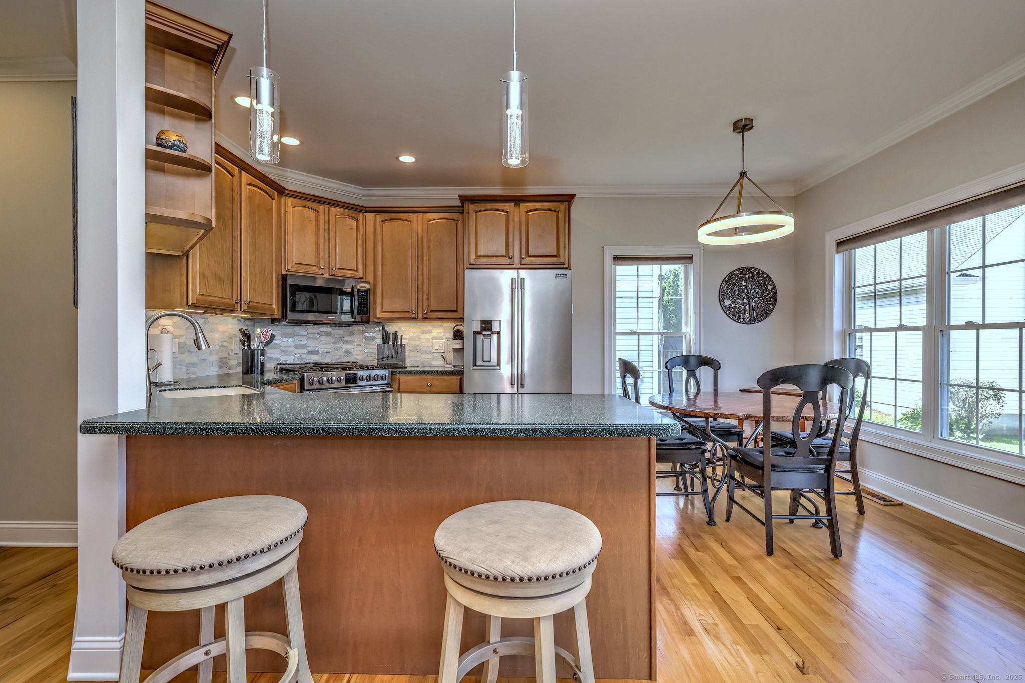 Milford, Connecticut 06461, United States, 2 Bedrooms Bedrooms, ,3 BathroomsBathrooms,Residential,Pending,191857