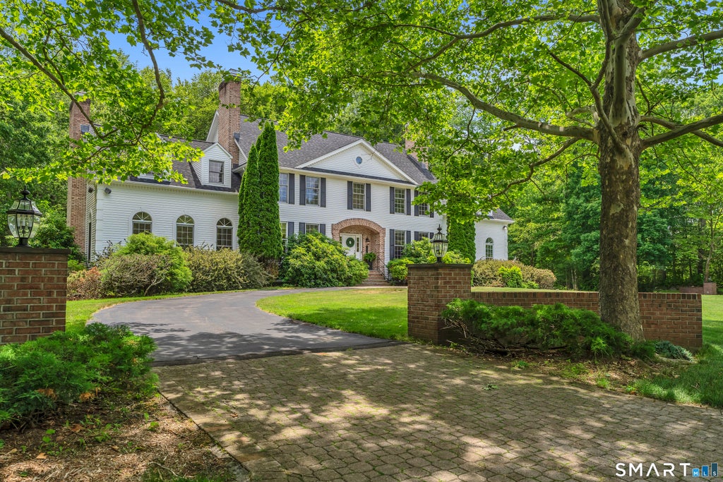 Photo of 1 Crystal Terrace, Woodbridge, CT 06525 (MLS # 24185993)