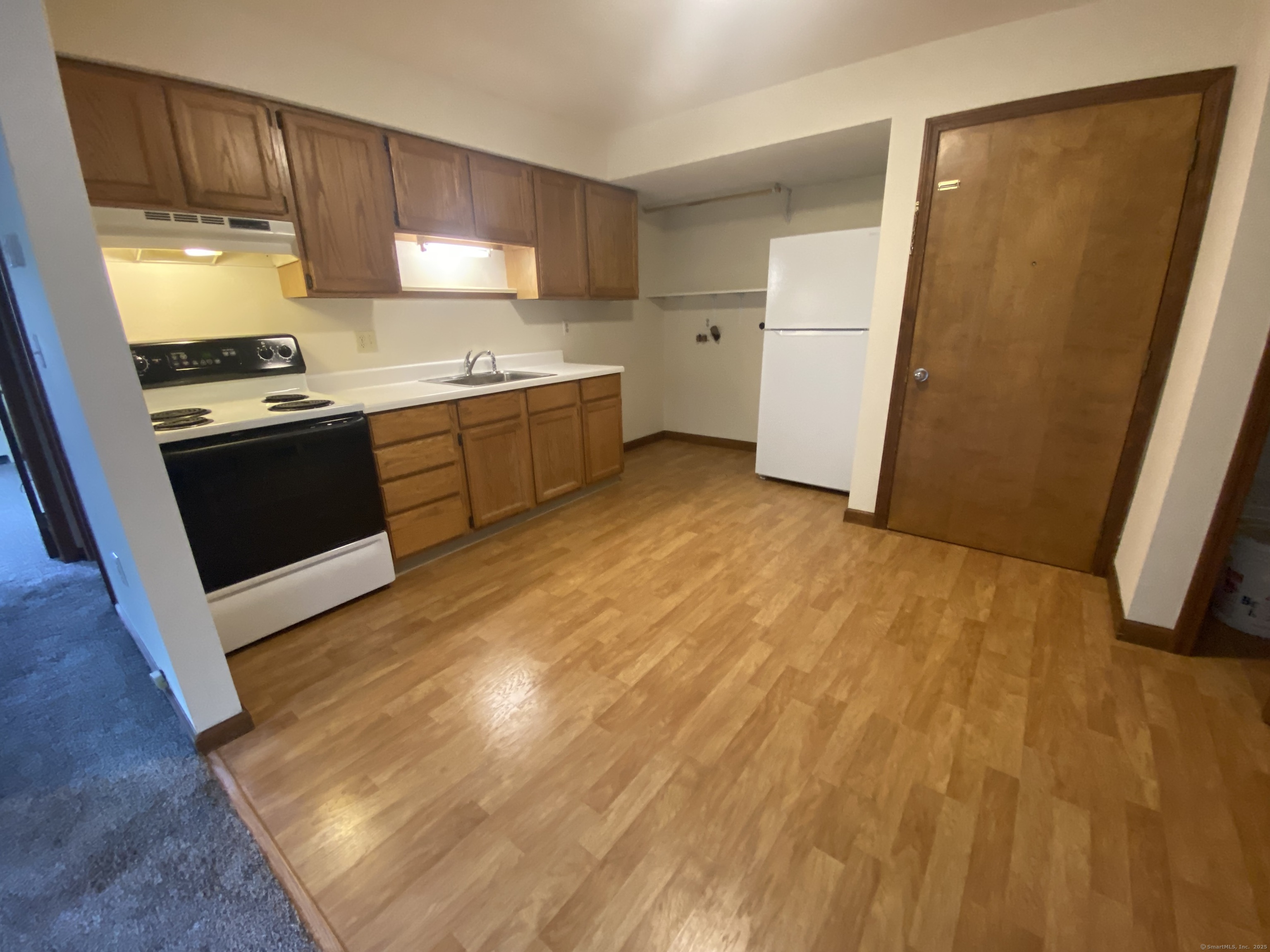 Cromwell, Connecticut 06416, United States, 2 Bedrooms Bedrooms, ,1 BathroomBathrooms,Residential,Pending,153920