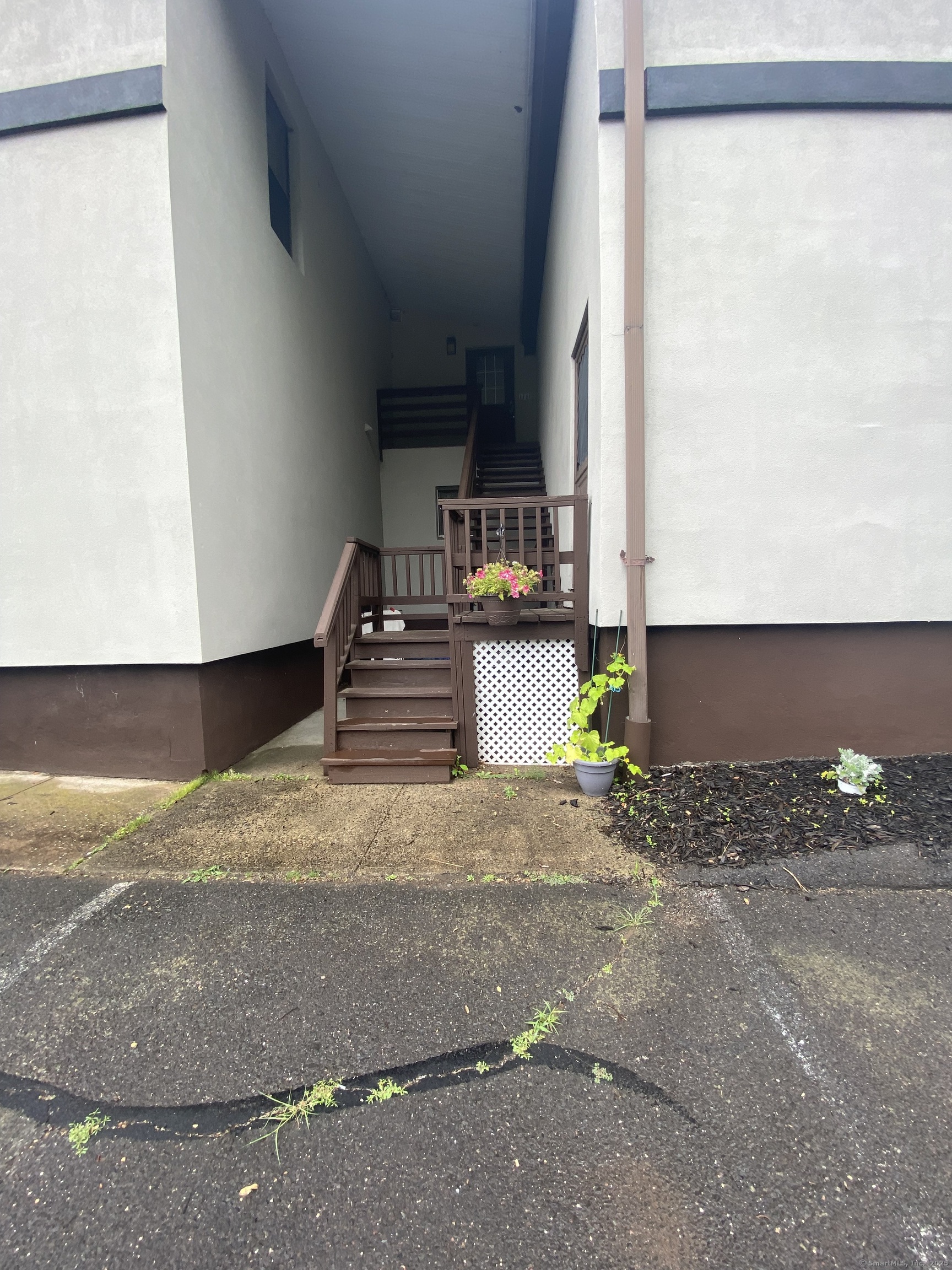 Cromwell, Connecticut 06416, United States, 2 Bedrooms Bedrooms, ,1 BathroomBathrooms,Residential,Pending,153920