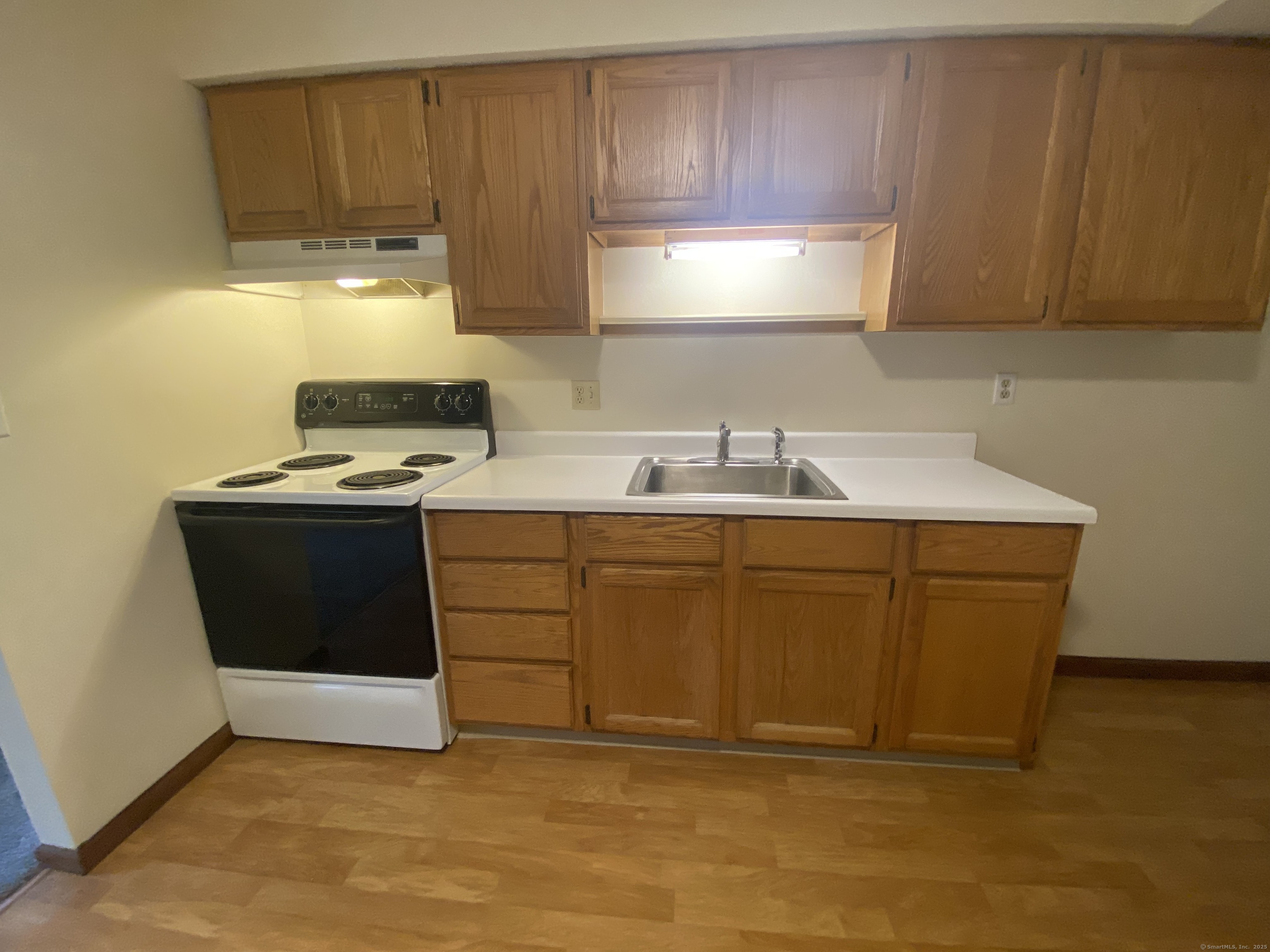 Cromwell, Connecticut 06416, United States, 2 Bedrooms Bedrooms, ,1 BathroomBathrooms,Residential,Pending,153920