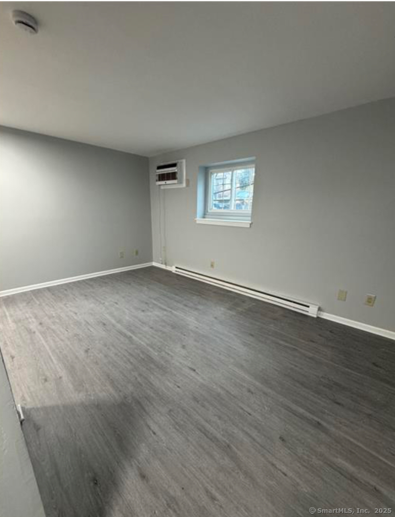 Rental Property at North Avenue 1, Bridgeport, Connecticut - Bedrooms: 1 
Bathrooms: 1 
Rooms: 4  - $1,600 MO.