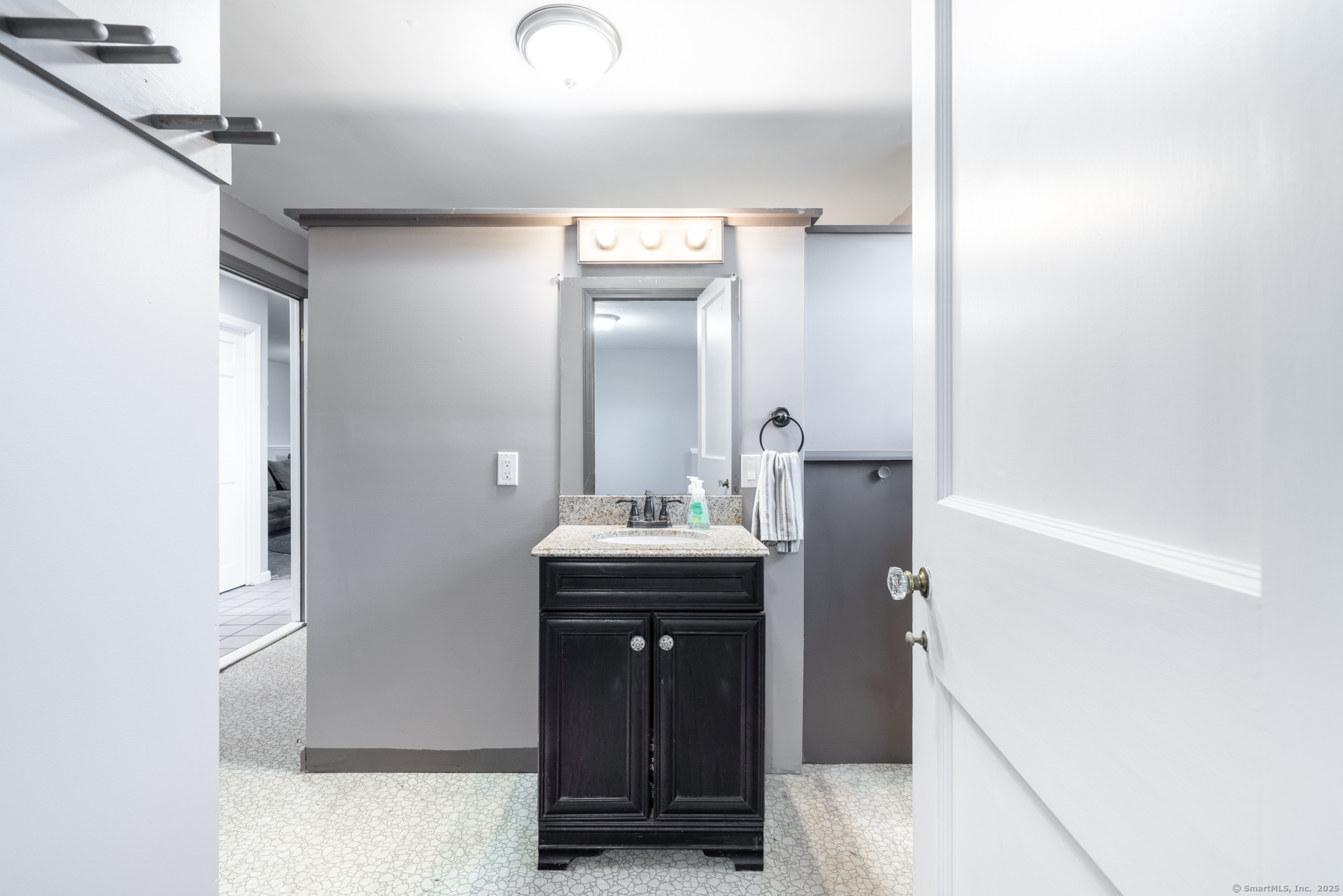 Harwinton, Connecticut 06791, United States, 3 Bedrooms Bedrooms, ,2 BathroomsBathrooms,Residential,Pending,86536