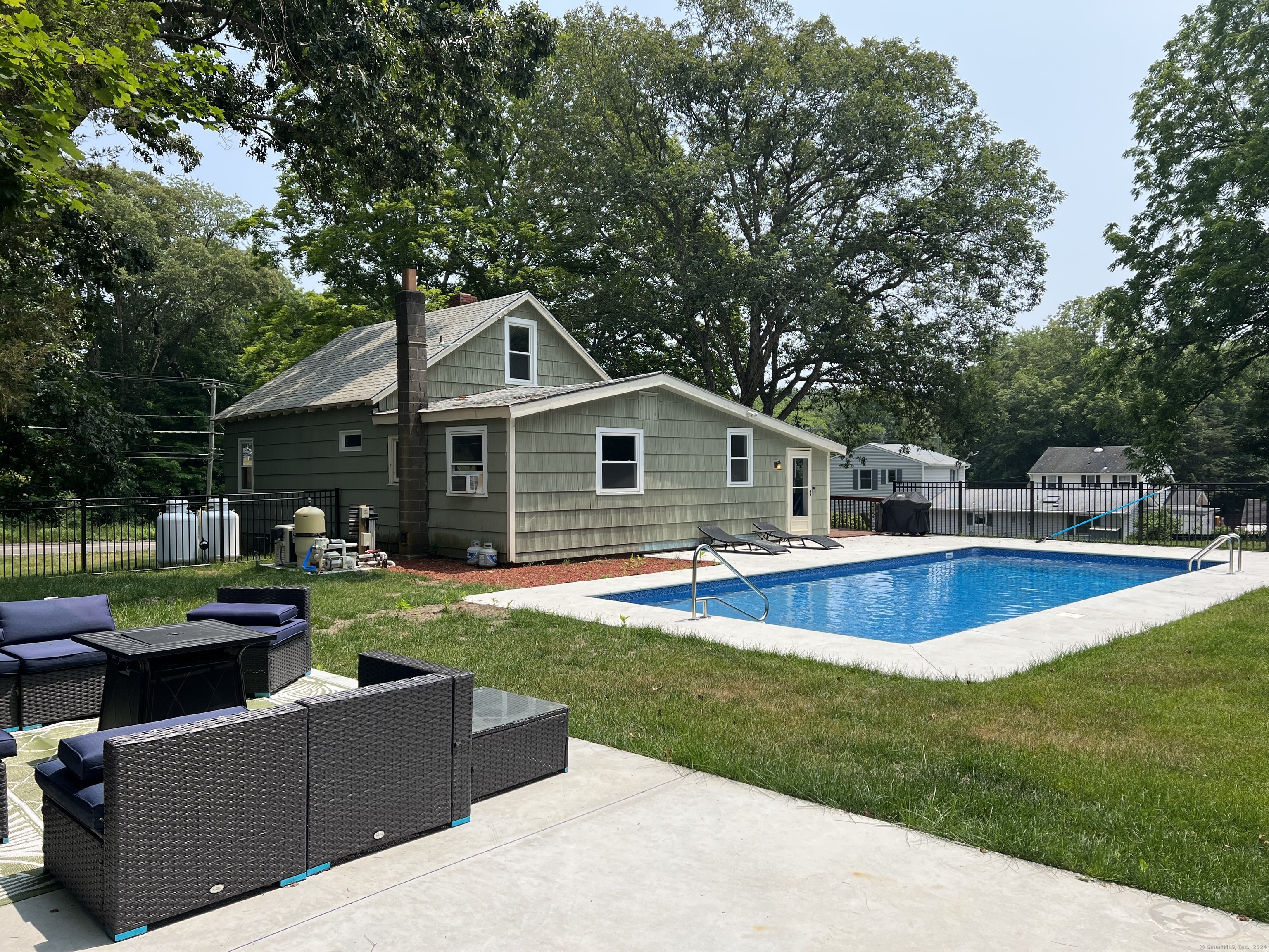 Rental Property at 329 Horse Pond Road, Madison, Connecticut - Bedrooms: 3 
Bathrooms: 1 
Rooms: 5  - $3,000 MO.