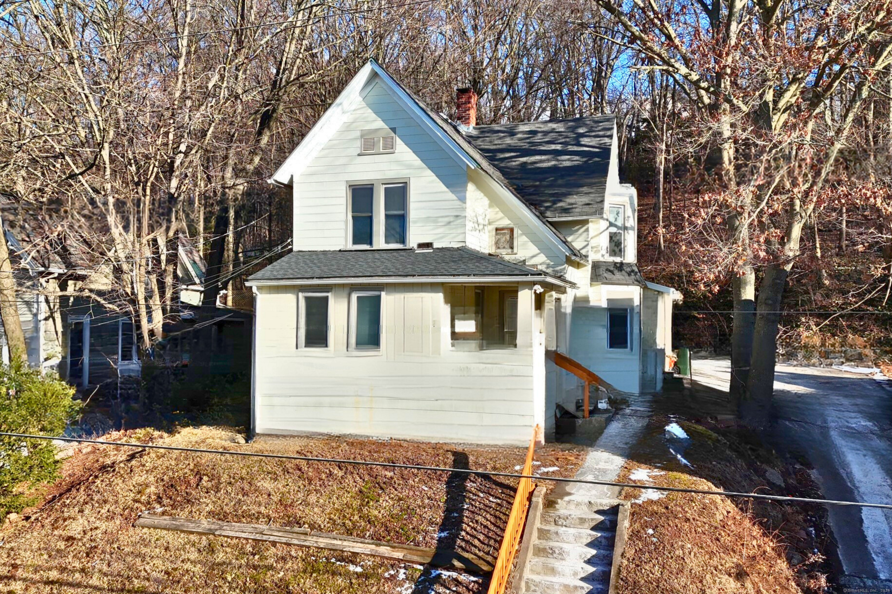 Crown Street, Meriden, Connecticut - 5 Bedrooms  
2 Bathrooms  
11 Rooms - 