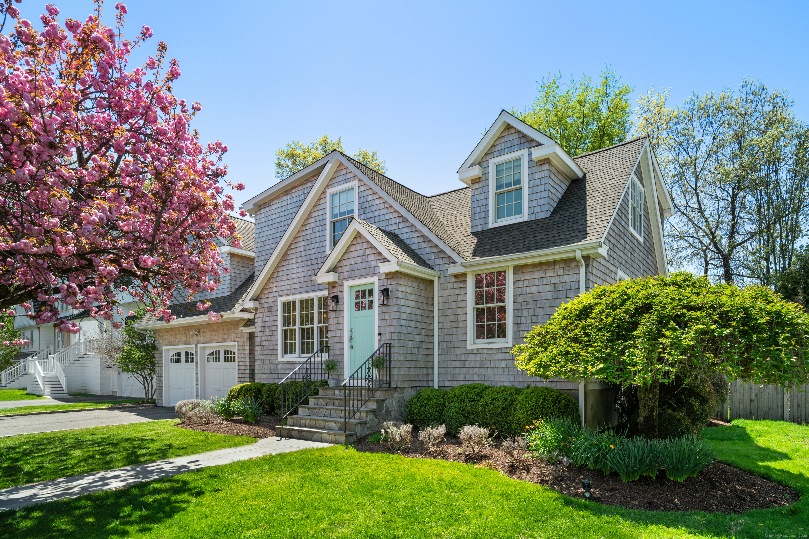 Oldfield Drive, Fairfield, Connecticut - 5 Bedrooms  
3 Bathrooms  
11 Rooms - 