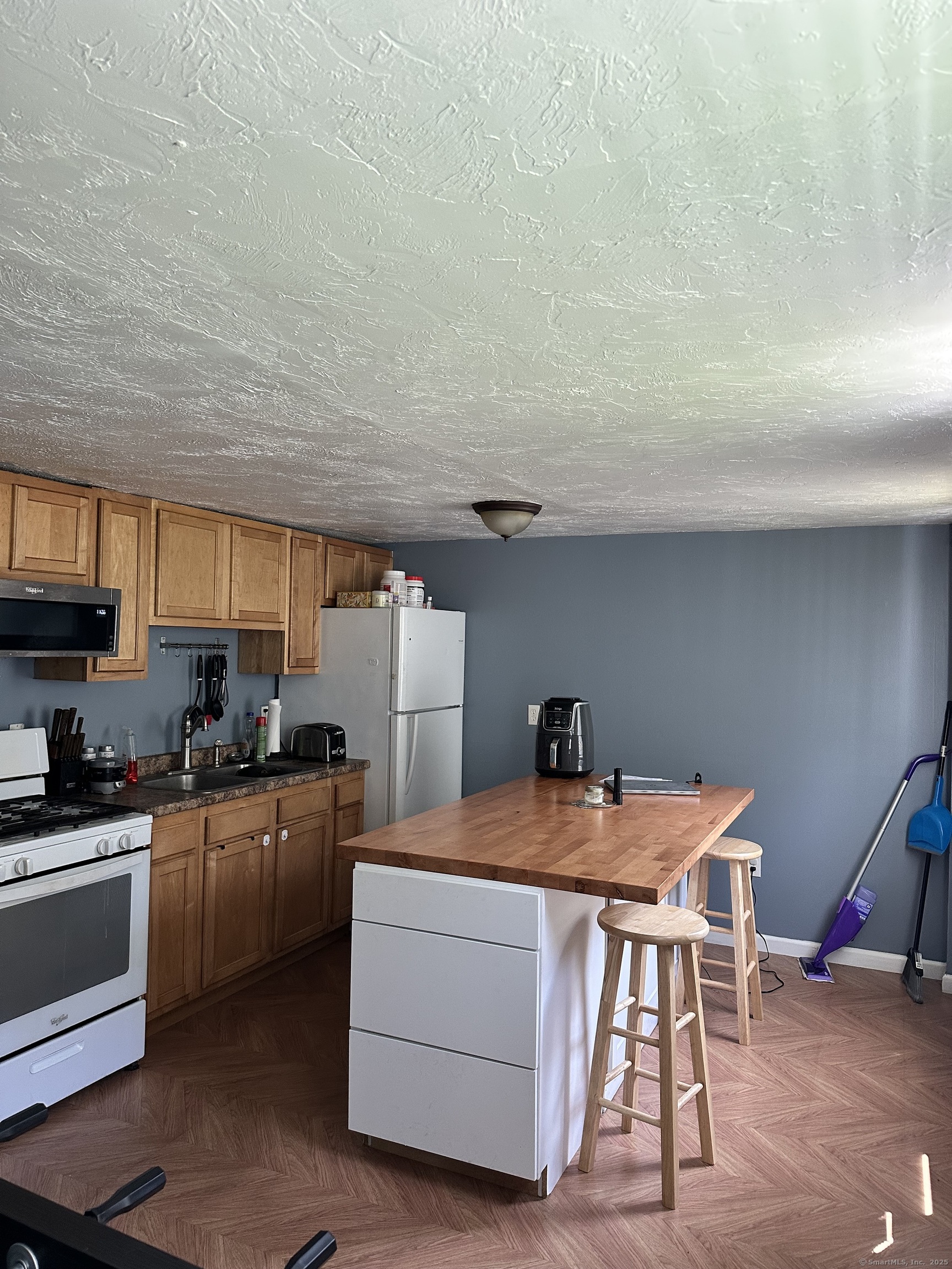 395 Hartford Pike