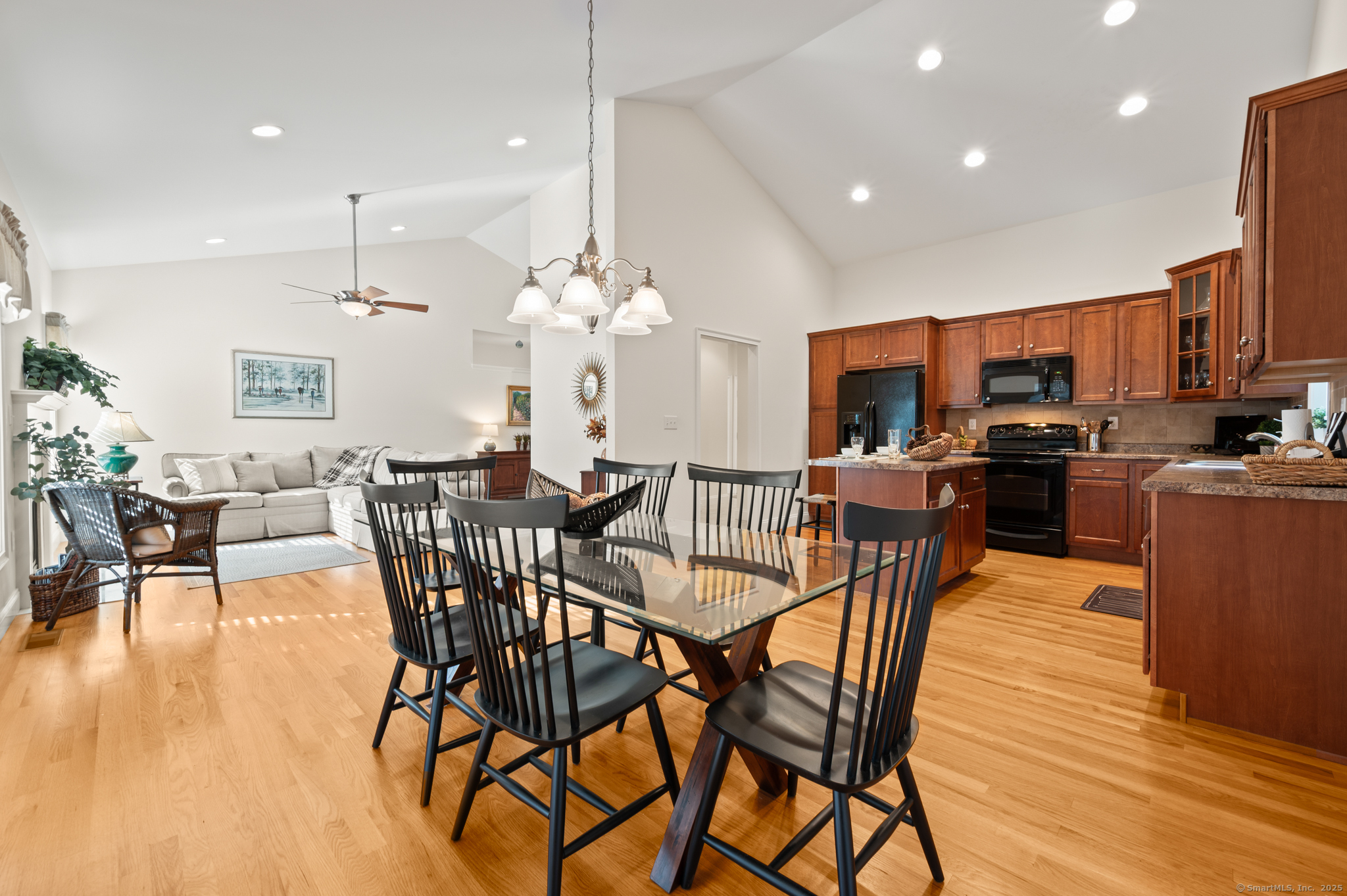 Colchester, Connecticut 06415, United States, 2 Bedrooms Bedrooms, ,2 BathroomsBathrooms,Residential,Pending,208598