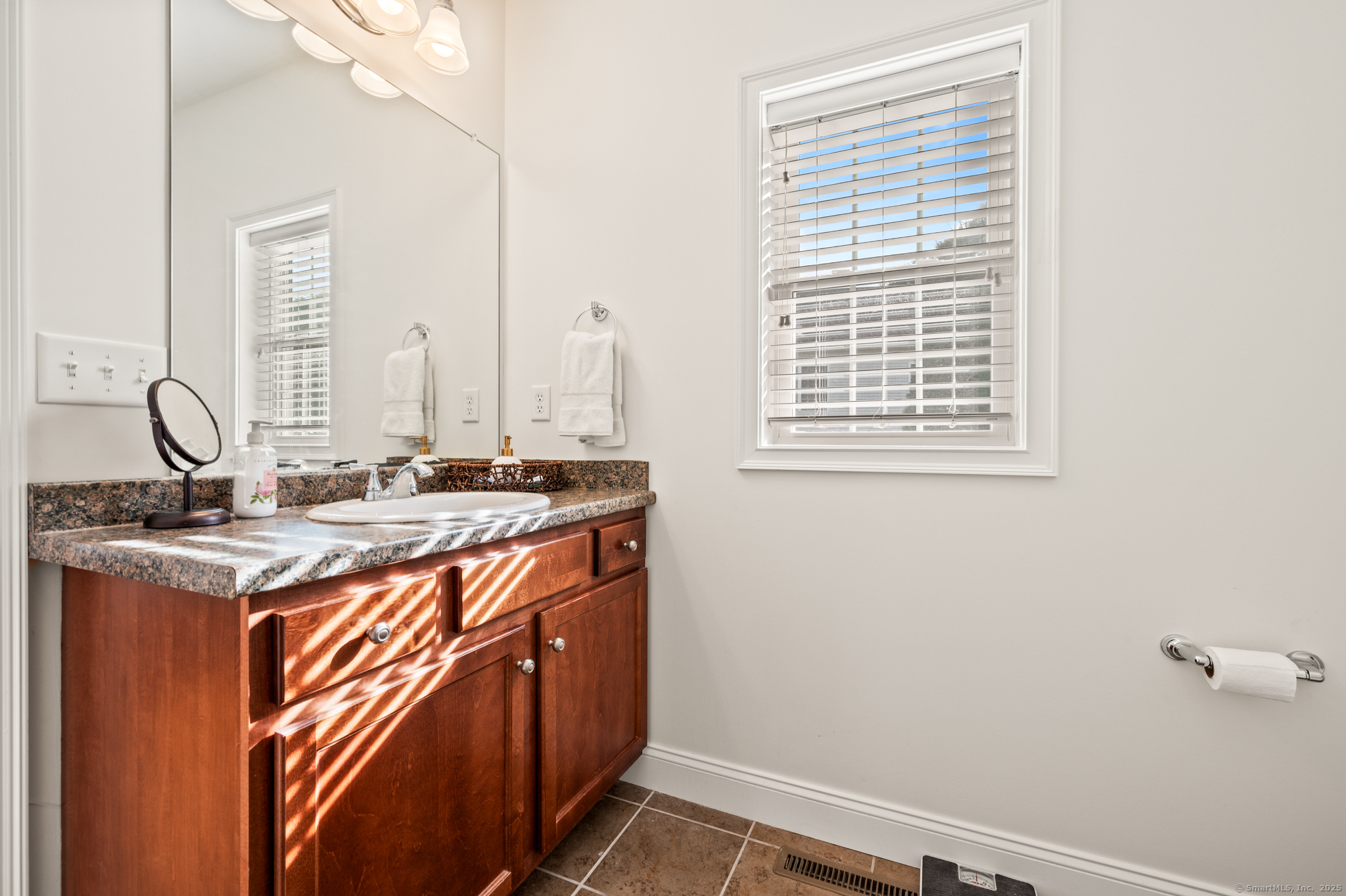 Colchester, Connecticut 06415, United States, 2 Bedrooms Bedrooms, ,2 BathroomsBathrooms,Residential,Pending,208598