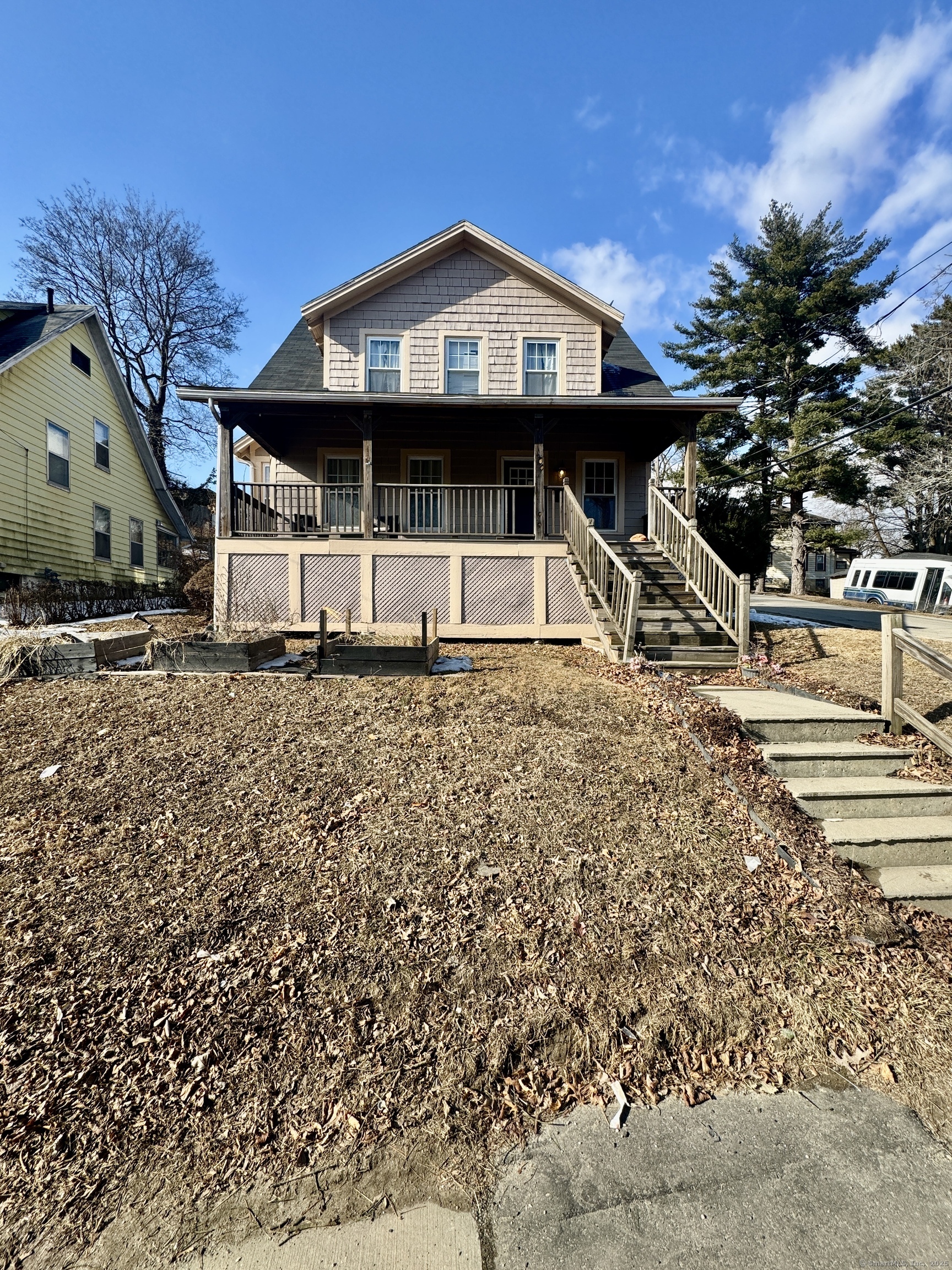 Cooke Street, Waterbury, Connecticut - 3 Bedrooms  
2 Bathrooms  
6 Rooms - 