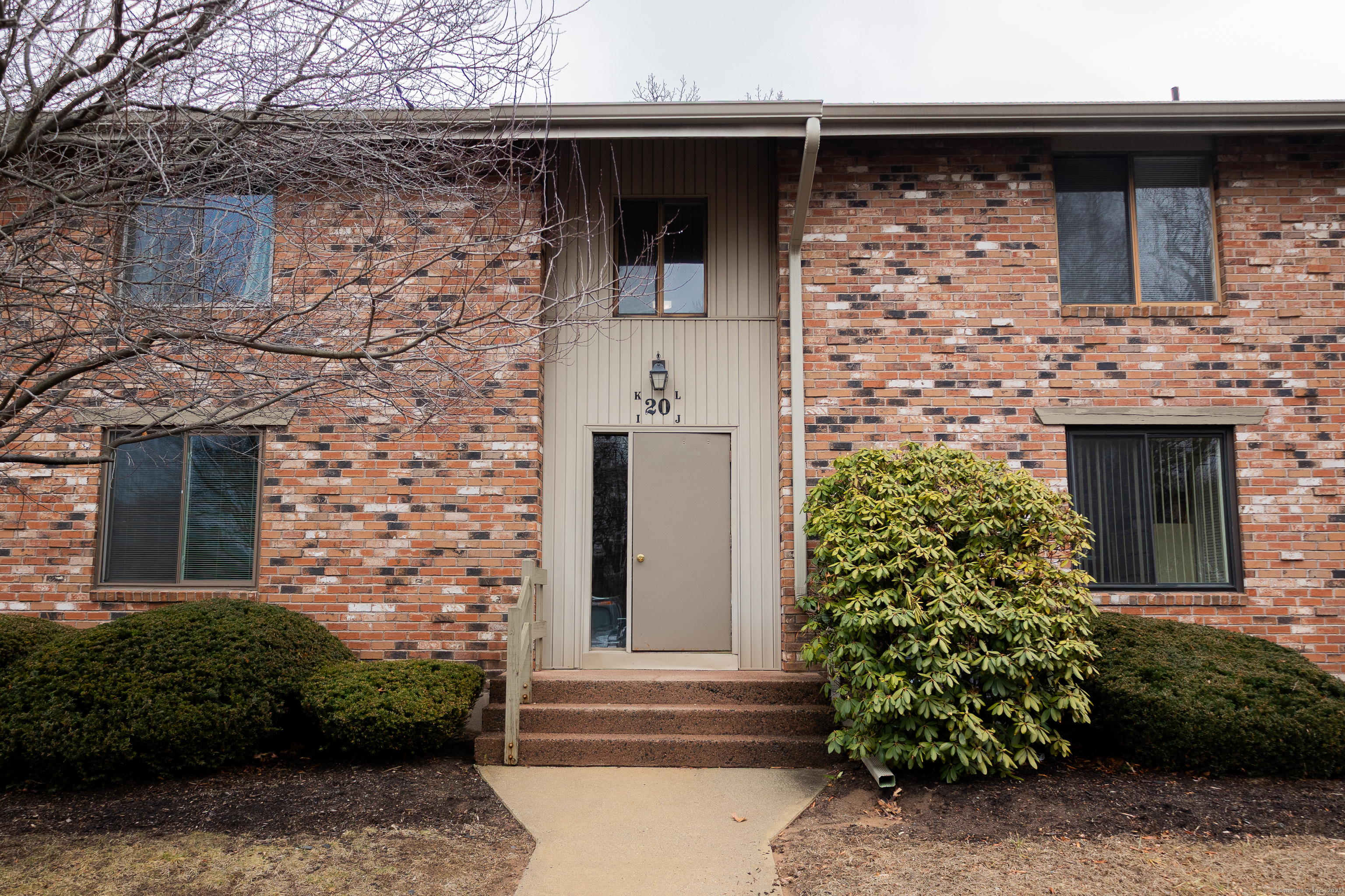 Amato Drive Apt L, South Windsor, Connecticut - 1 Bedrooms  
1 Bathrooms  
5 Rooms - 