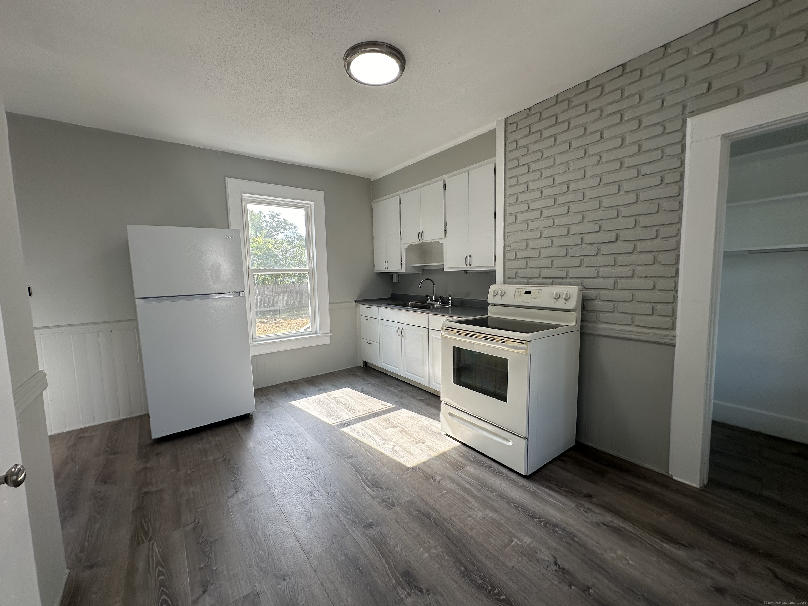 Manchester, Connecticut 06040, United States, 2 Bedrooms Bedrooms, ,1 BathroomBathrooms,Residential,Active,201394