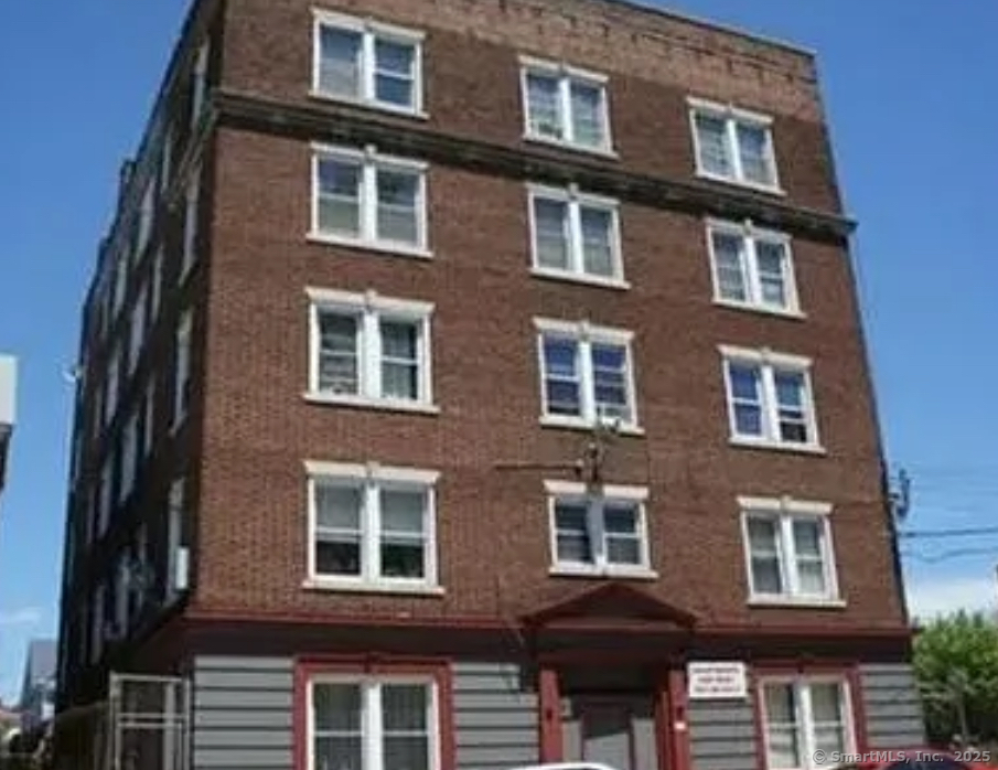 Rental Property at Pequonnock Street 30, Bridgeport, Connecticut - Bedrooms: 1 
Bathrooms: 1 
Rooms: 4  - $1,750 MO.