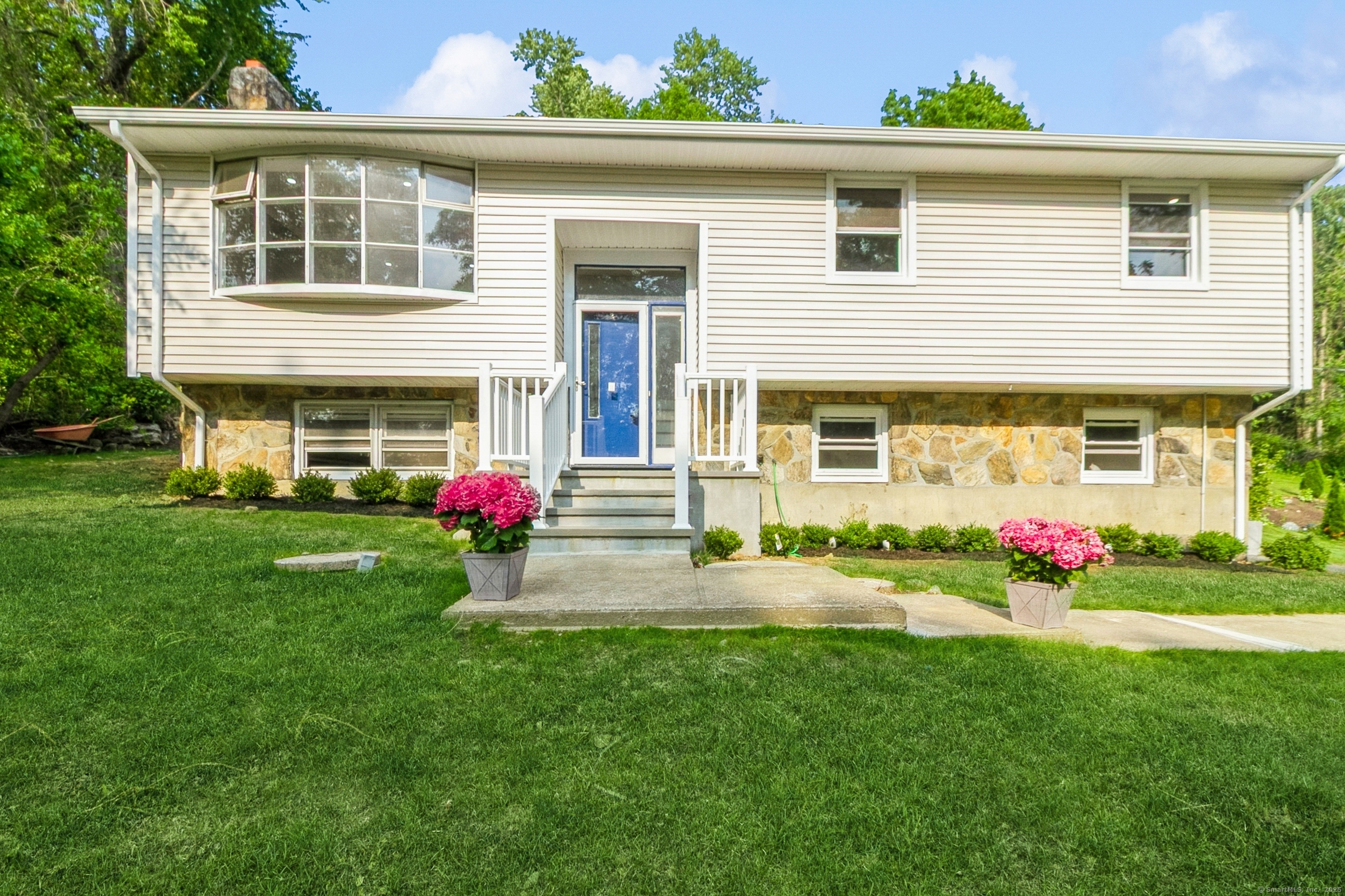 Laurel Drive, Brookfield, Connecticut - 4 Bedrooms  
3 Bathrooms  
7 Rooms - 