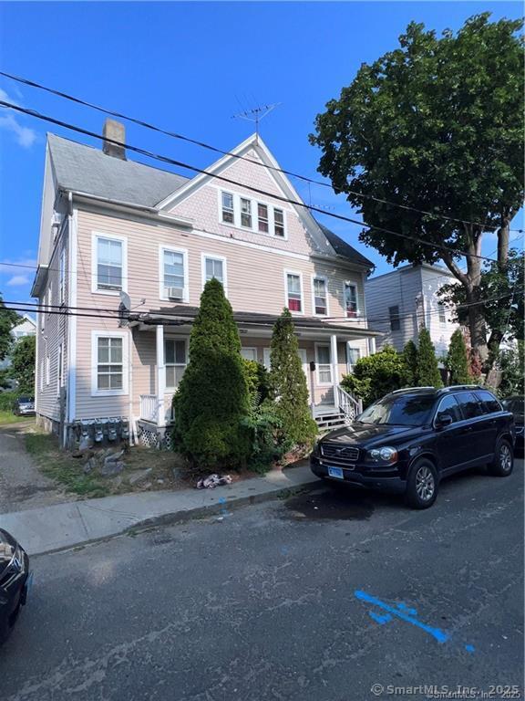 Laurel Court, Bridgeport, Connecticut - 3 Bedrooms  
1 Bathrooms  
5 Rooms - 