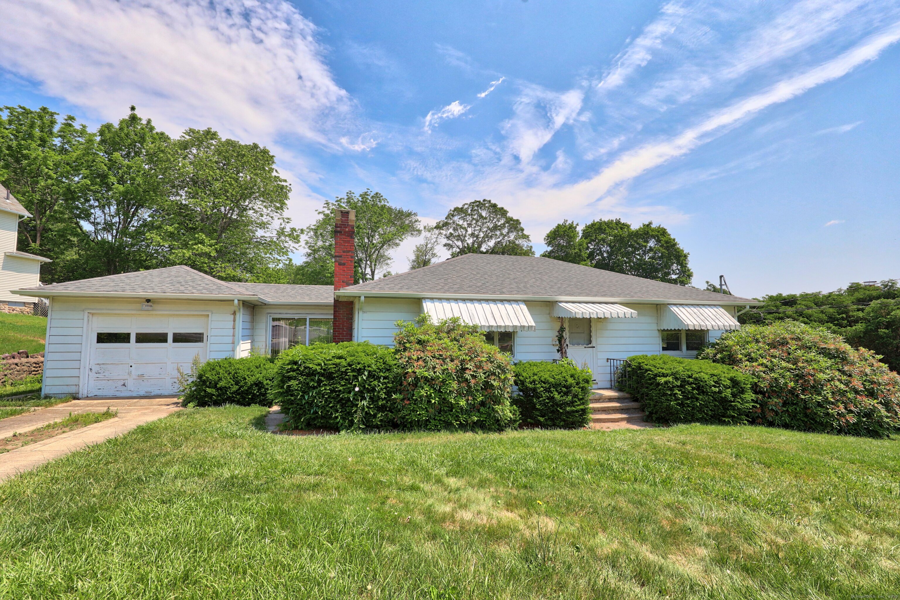 Bunker Hill Avenue, Waterbury, Connecticut - 2 Bedrooms  
2 Bathrooms  
8 Rooms - 