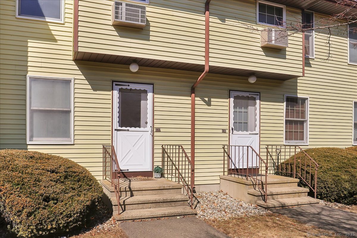 Hartford Turnpike Apt E9, Tolland, Connecticut - 1 Bedrooms  
2 Bathrooms  
4 Rooms - 