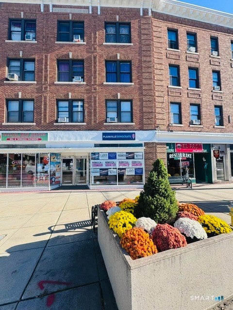 8 East Main Street