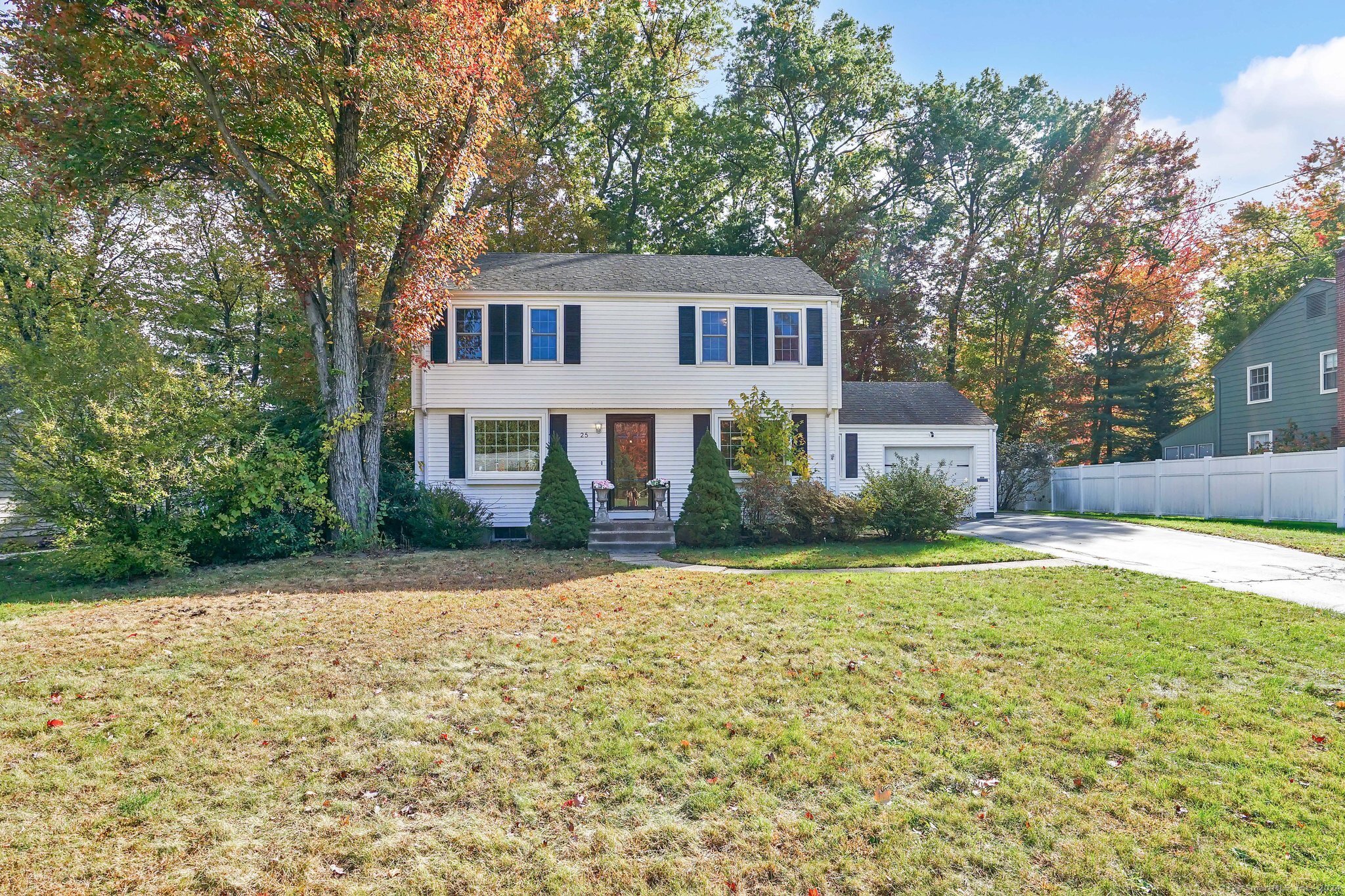 Rental Property at 25 Greensview Drive, West Hartford, Connecticut - Bedrooms: 3 
Bathrooms: 2 
Rooms: 6  - $3,995 MO.