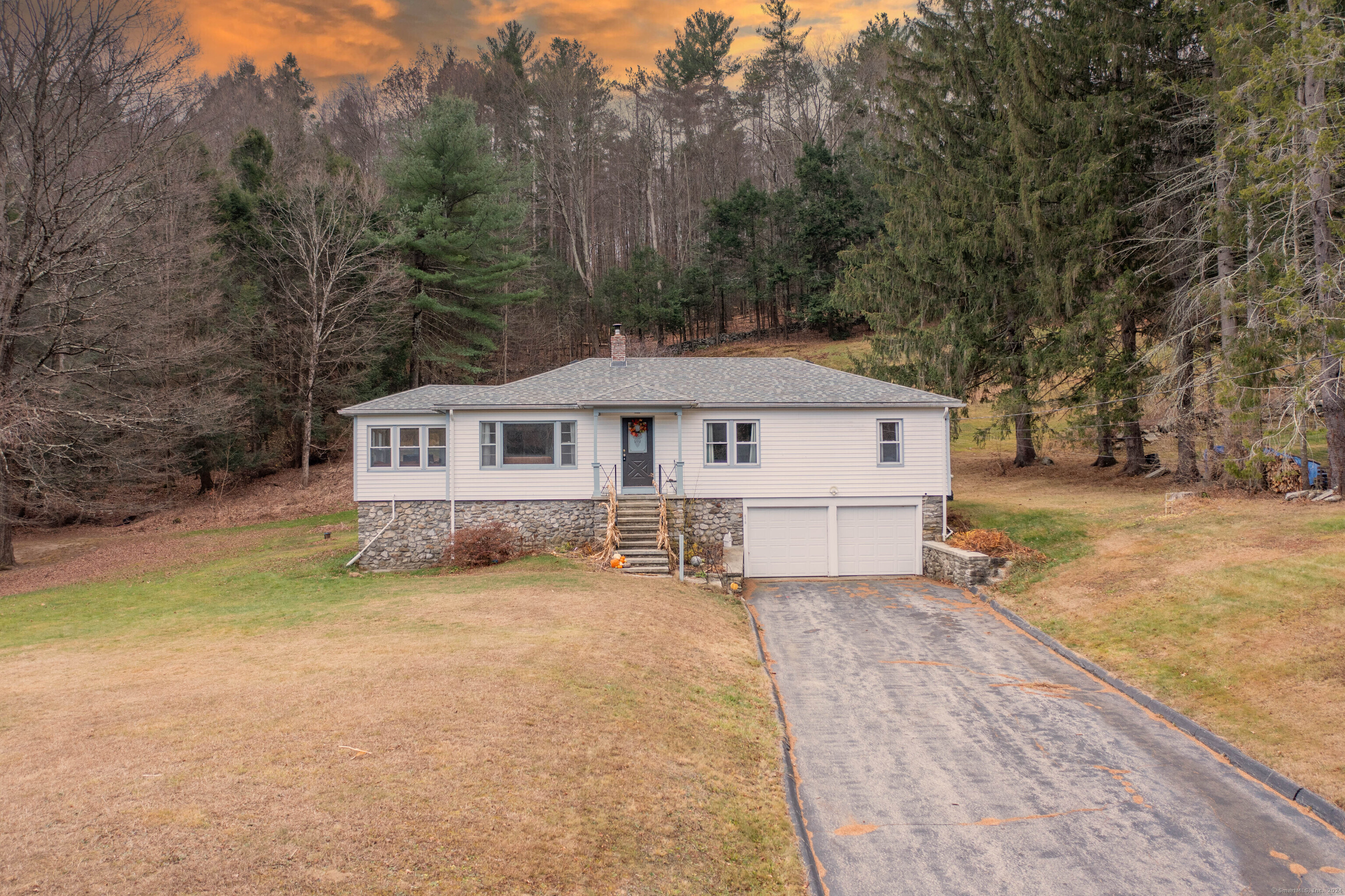 610 Route 197, Woodstock, Connecticut - 3 Bedrooms  
2 Bathrooms  
6 Rooms - 