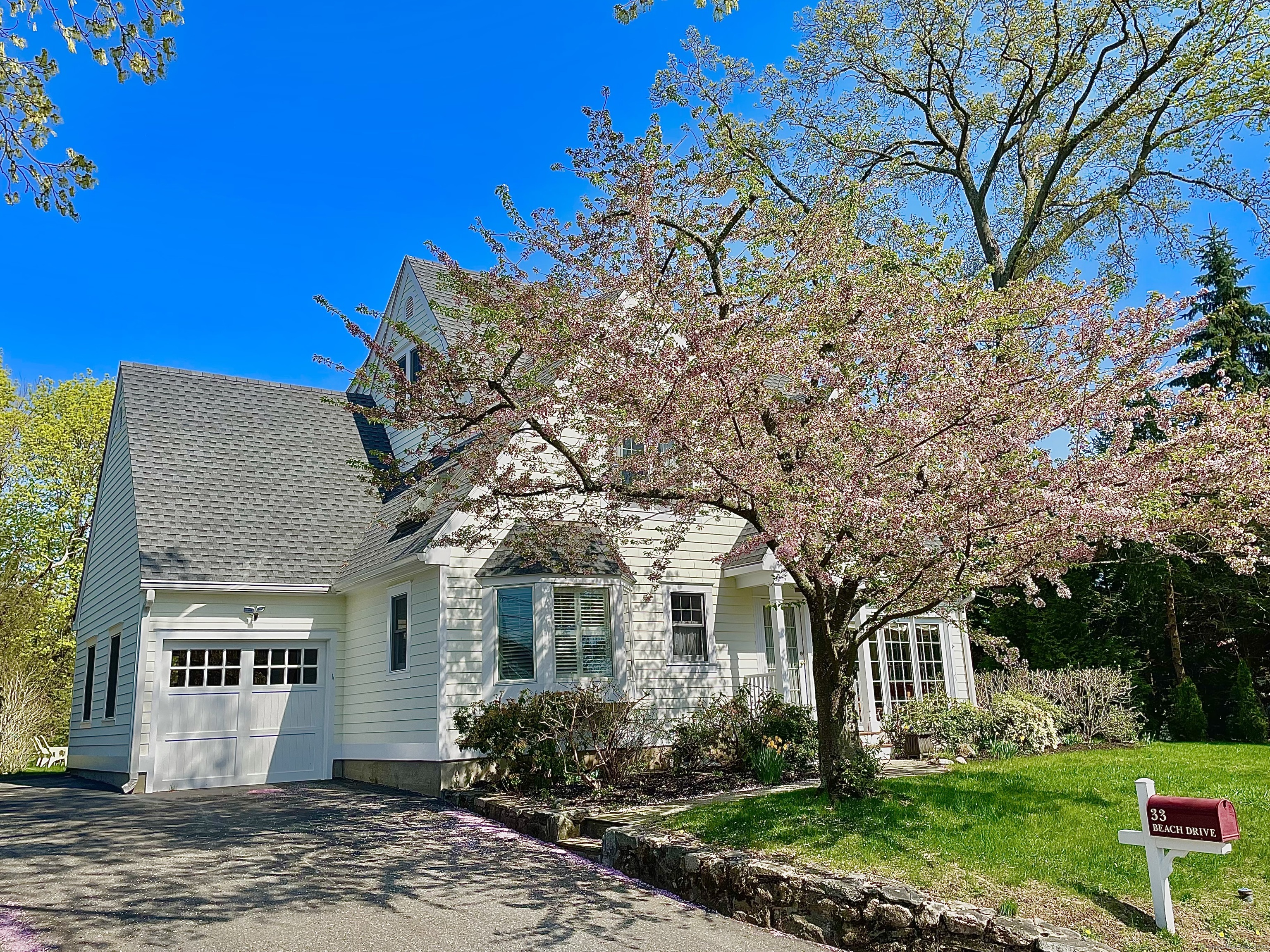 Beach Drive, Darien, Connecticut - 4 Bedrooms  
4 Bathrooms  
7 Rooms - 