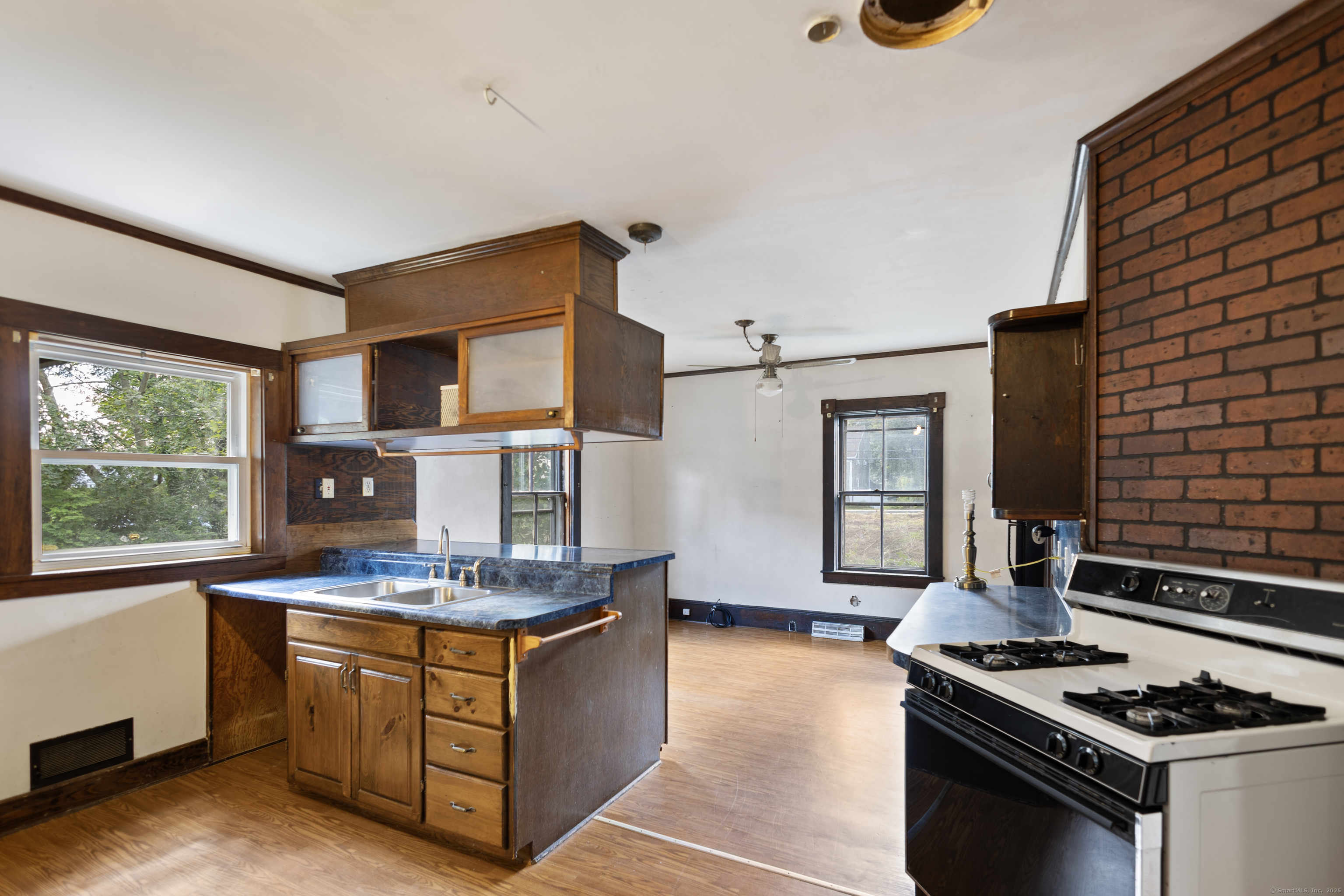 Plainfield, Connecticut 06354, United States, 6 Bedrooms Bedrooms, ,3 BathroomsBathrooms,Residential,Pending,200706