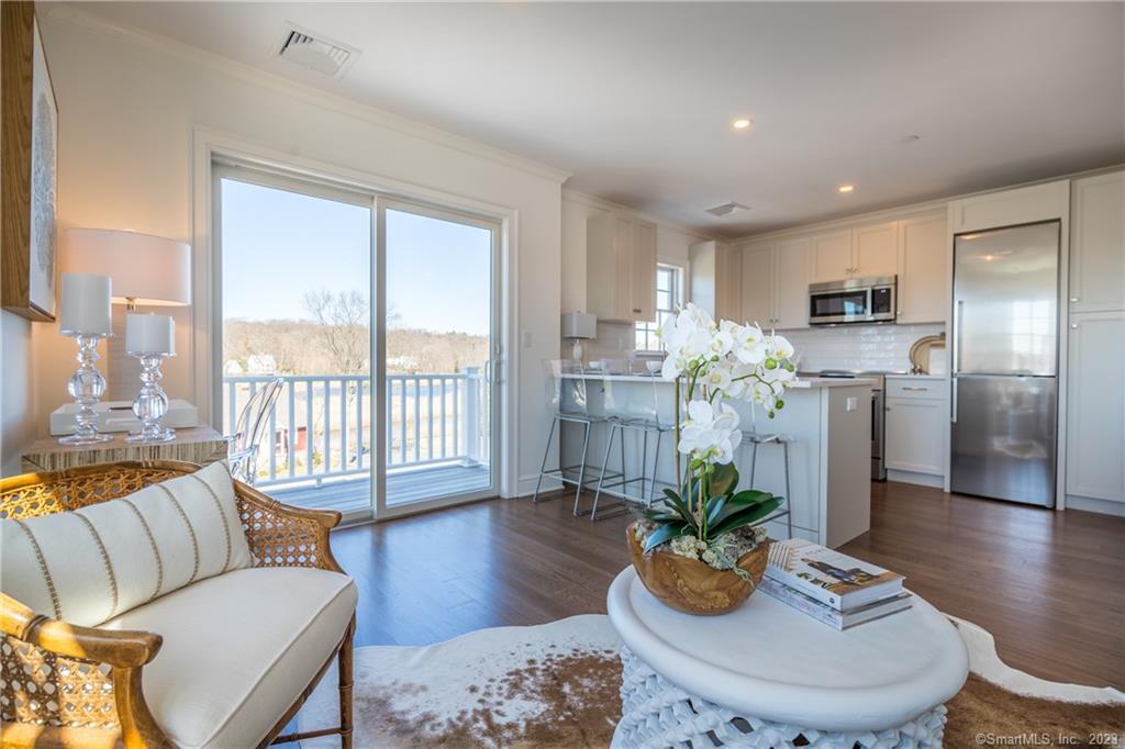 Main Street 303, Westport, Connecticut - 2 Bedrooms  
2 Bathrooms  
5 Rooms - 