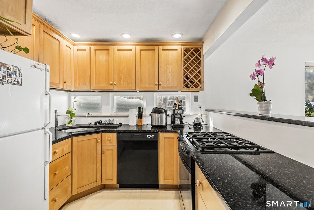 Photo of 126 Hopmeadow Street #APT 3H, Simsbury, CT 06089 (MLS # 24151171)