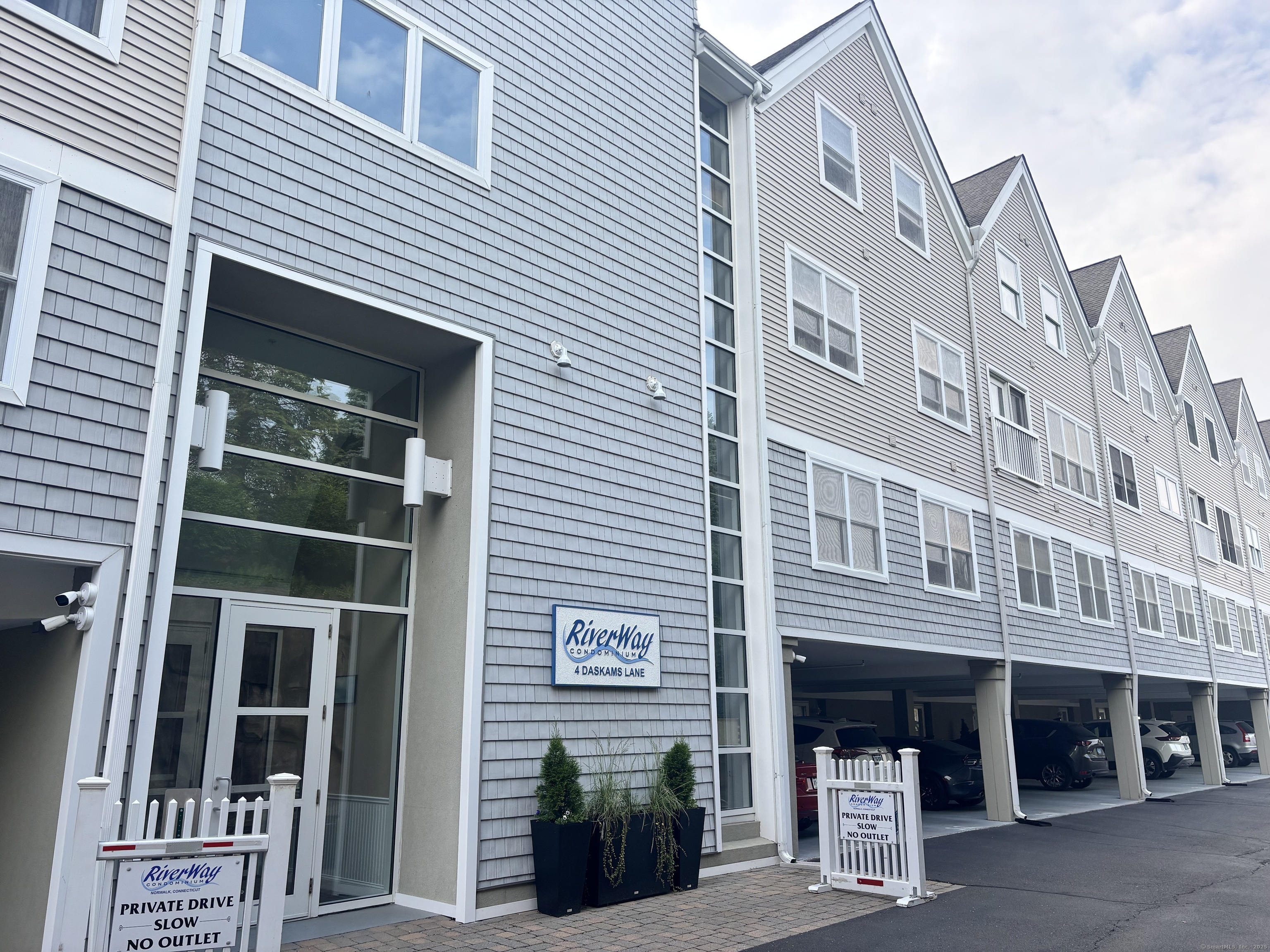 Daskams Lane 303, Norwalk, Connecticut - 2 Bedrooms  
2 Bathrooms  
4 Rooms - 