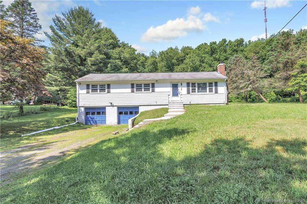 Booth Hill Road, Shelton, Connecticut - 3 Bedrooms  
2 Bathrooms  
6 Rooms - 