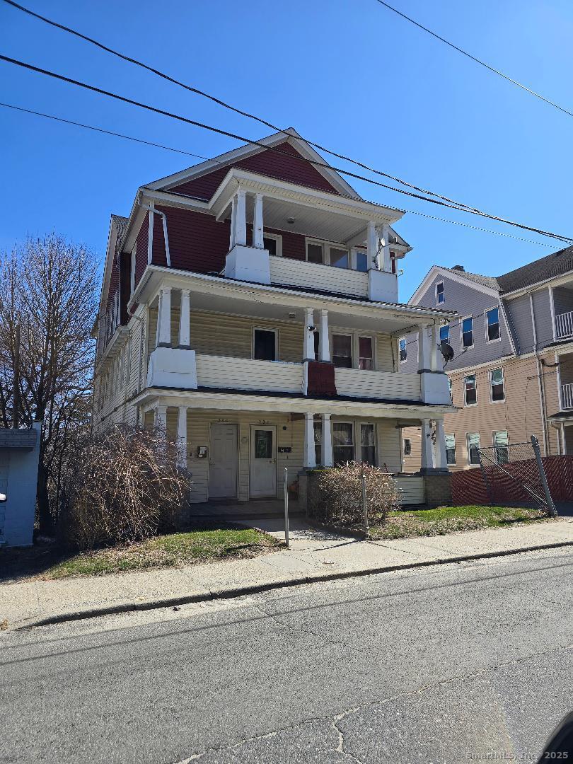 Alder Street 3rd Fl, Waterbury, Connecticut - 3 Bedrooms  
1 Bathrooms  
6 Rooms - 