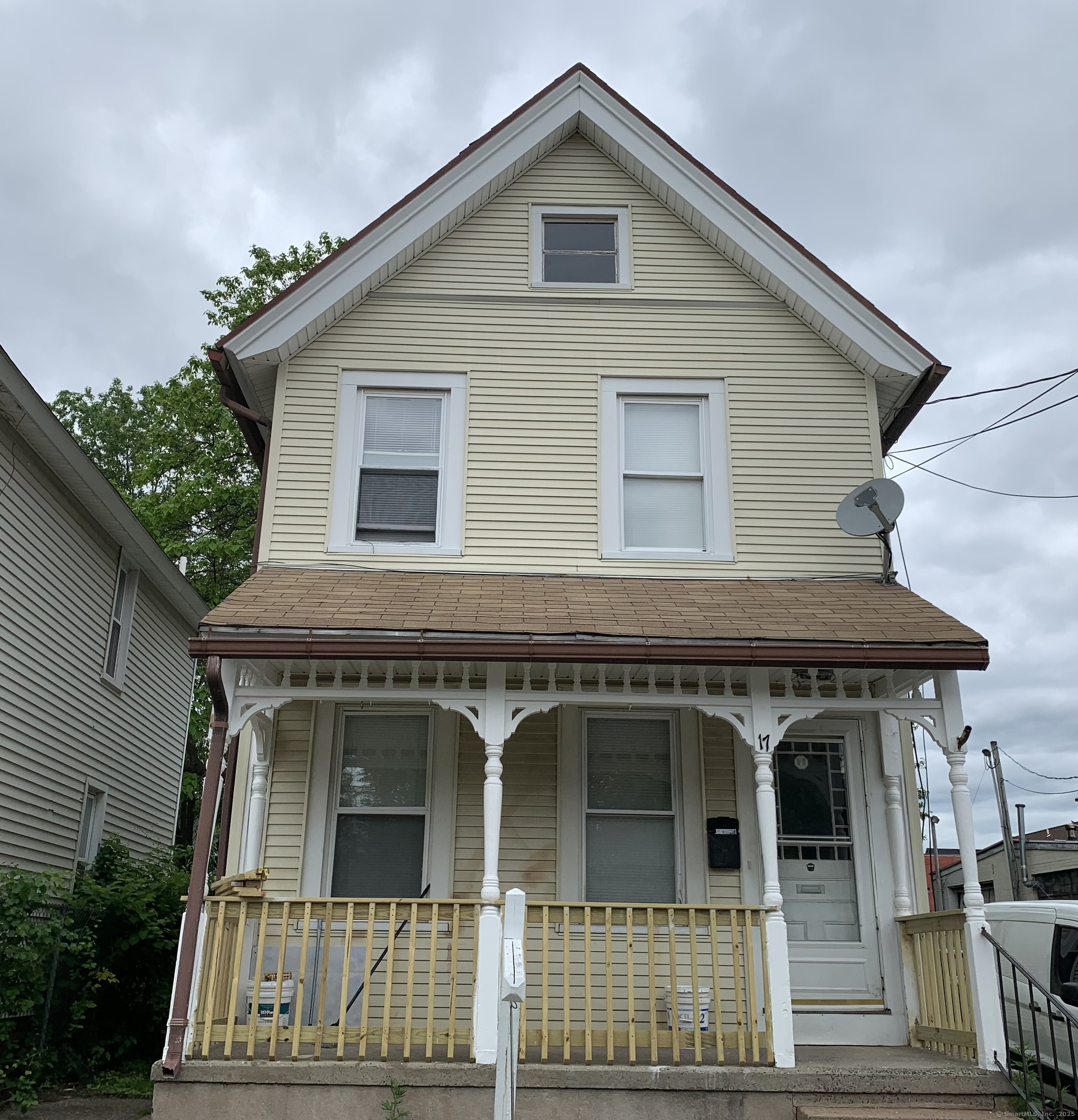 Easton Street, Hamden, Connecticut - 2 Bedrooms  
1 Bathrooms  
5 Rooms - 
