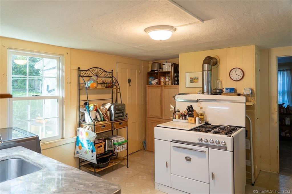 Groton, Connecticut 06355, United States, 3 Bedrooms Bedrooms, ,1 BathroomBathrooms,Residential,Pending,69256