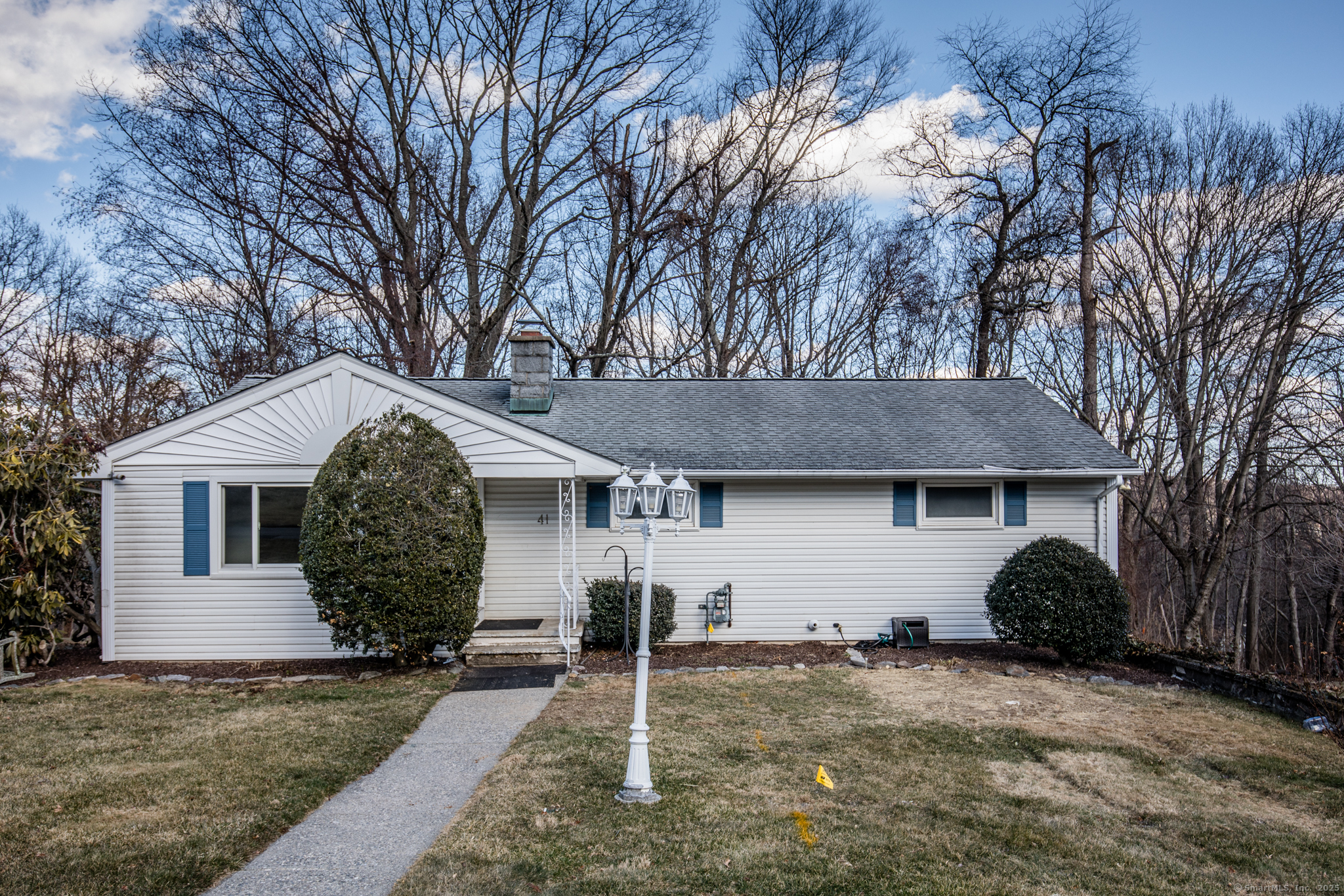 Valley View Road, Trumbull, Connecticut - 3 Bedrooms  
2 Bathrooms  
5 Rooms - 