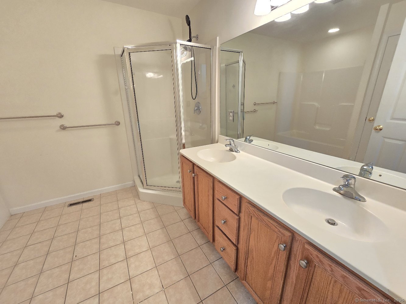 Manchester, Connecticut 06042, United States, 2 Bedrooms Bedrooms, ,2 BathroomsBathrooms,Residential,Active,150441