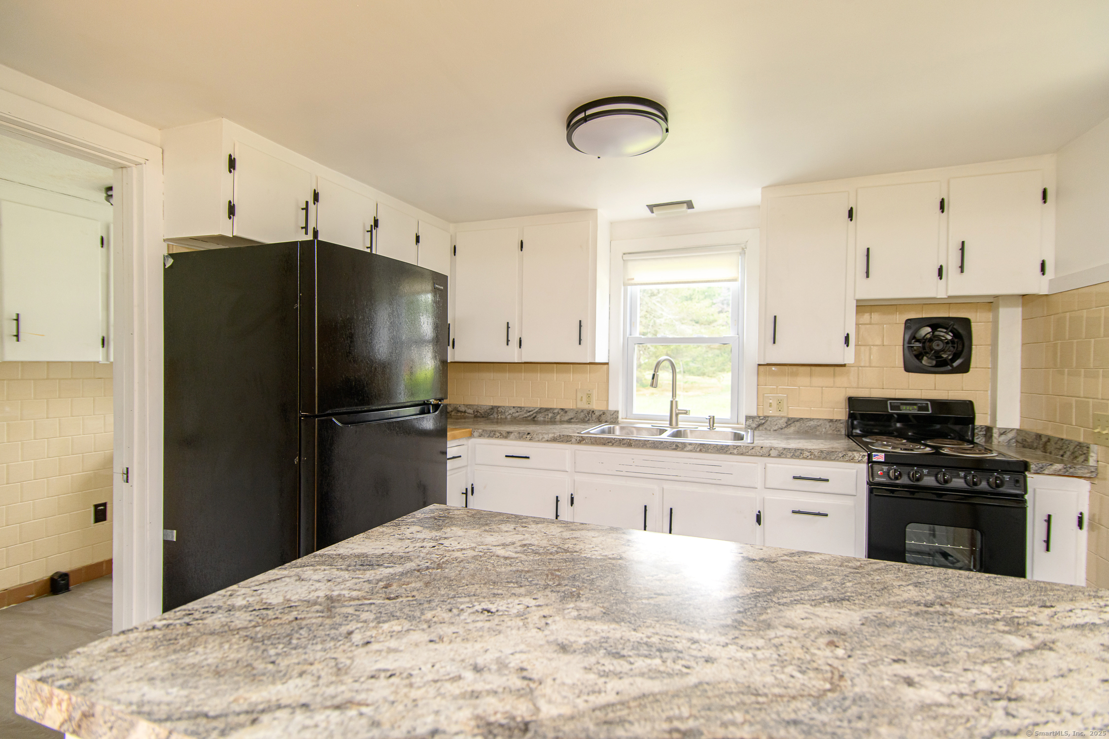 Pomfret, Connecticut 06259, United States, 2 Bedrooms Bedrooms, ,2 BathroomsBathrooms,Residential,Active,192700