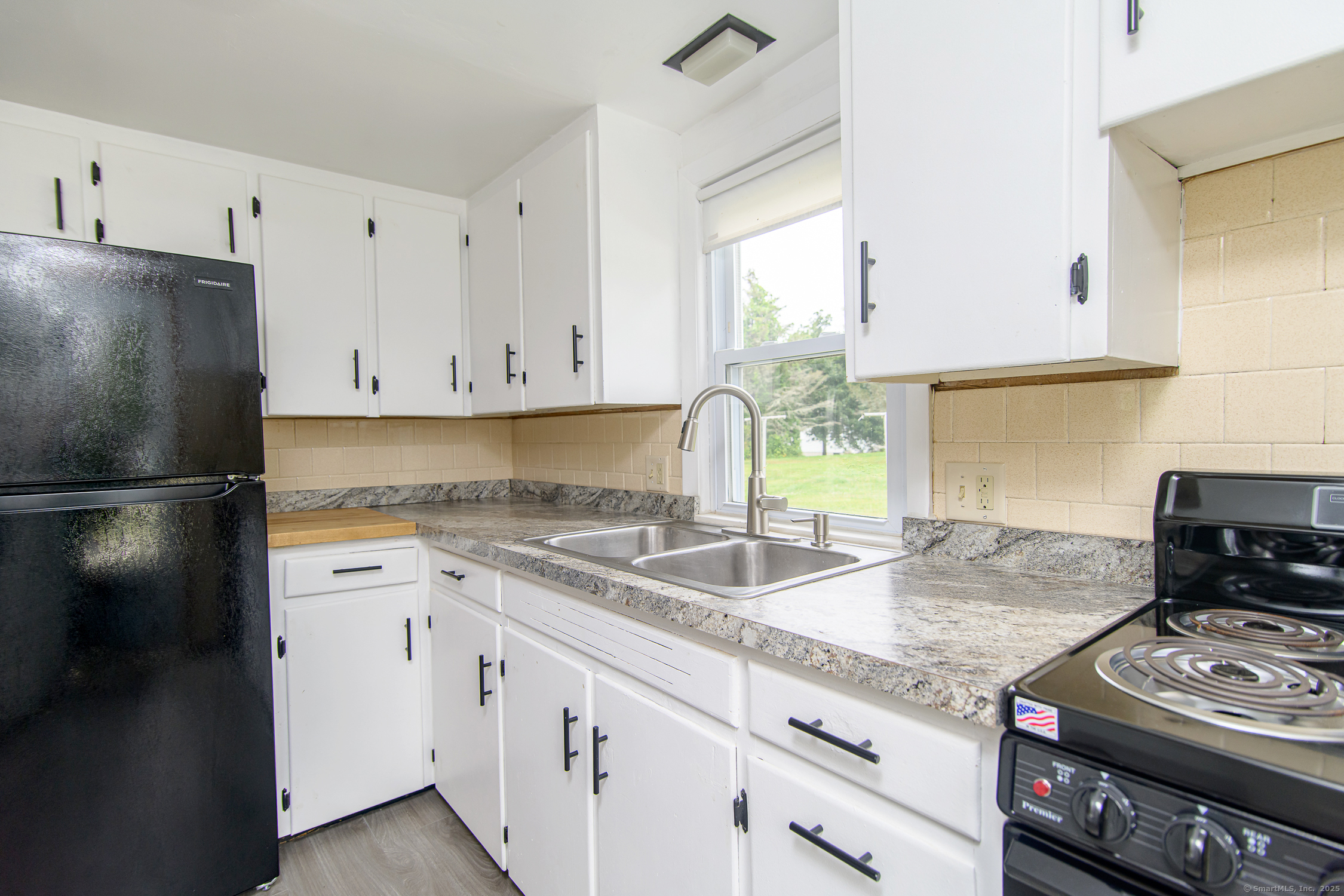 Pomfret, Connecticut 06259, United States, 2 Bedrooms Bedrooms, ,2 BathroomsBathrooms,Residential,Active,192700