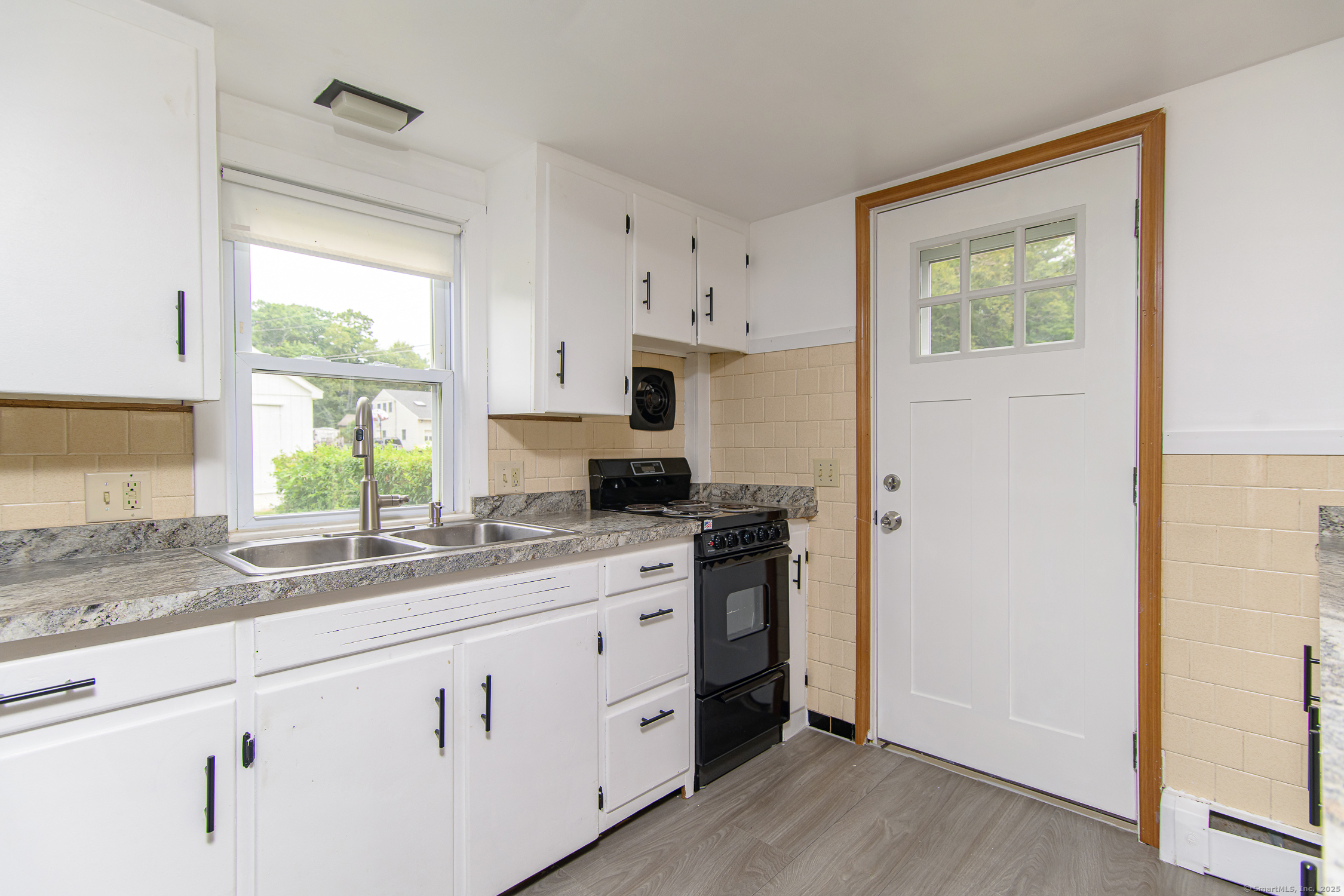 Pomfret, Connecticut 06259, United States, 2 Bedrooms Bedrooms, ,2 BathroomsBathrooms,Residential,Active,192700