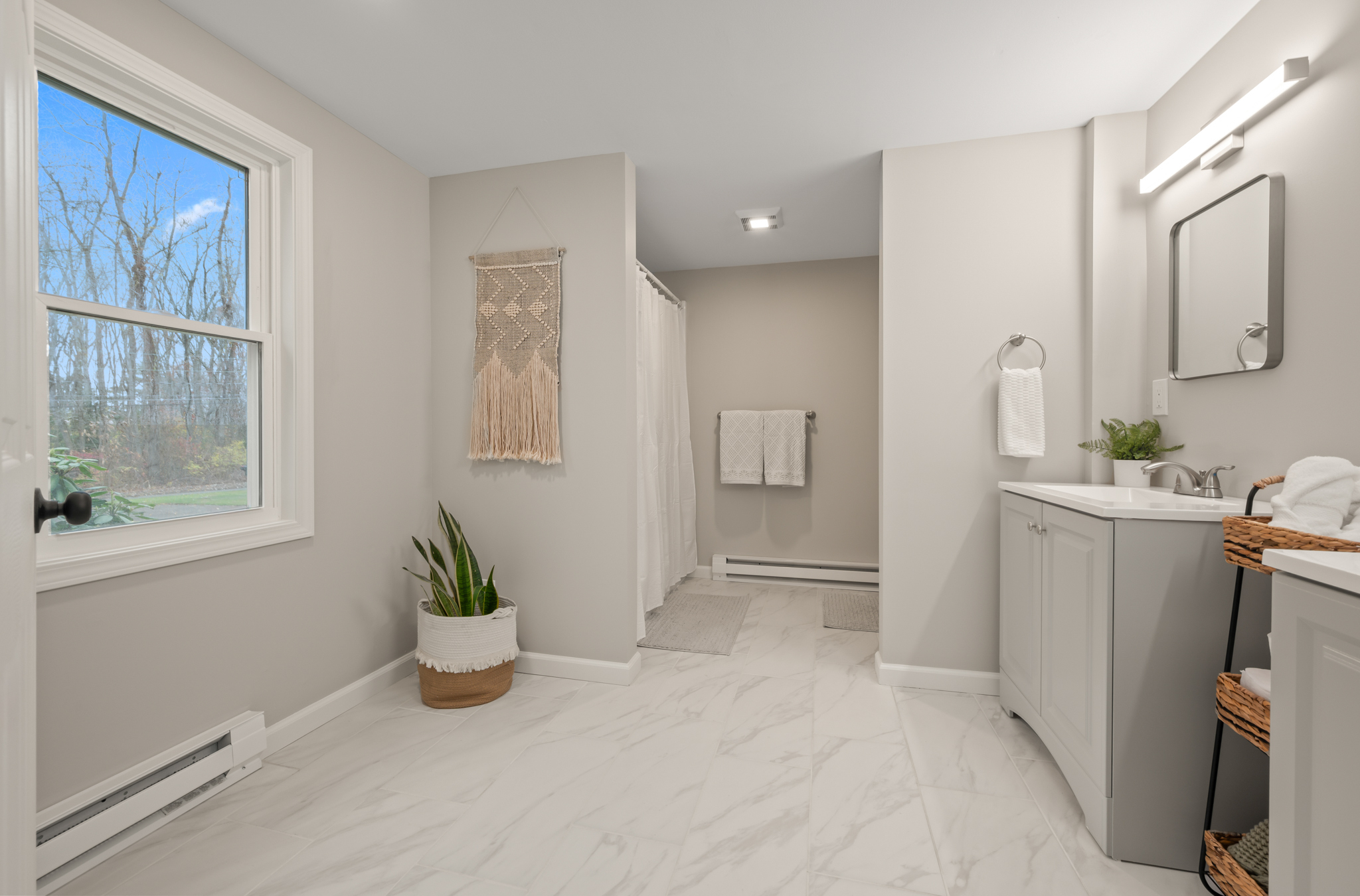 East Hartford, Connecticut 06118, United States, 2 Bedrooms Bedrooms, ,1 BathroomBathrooms,Residential,Active,243540