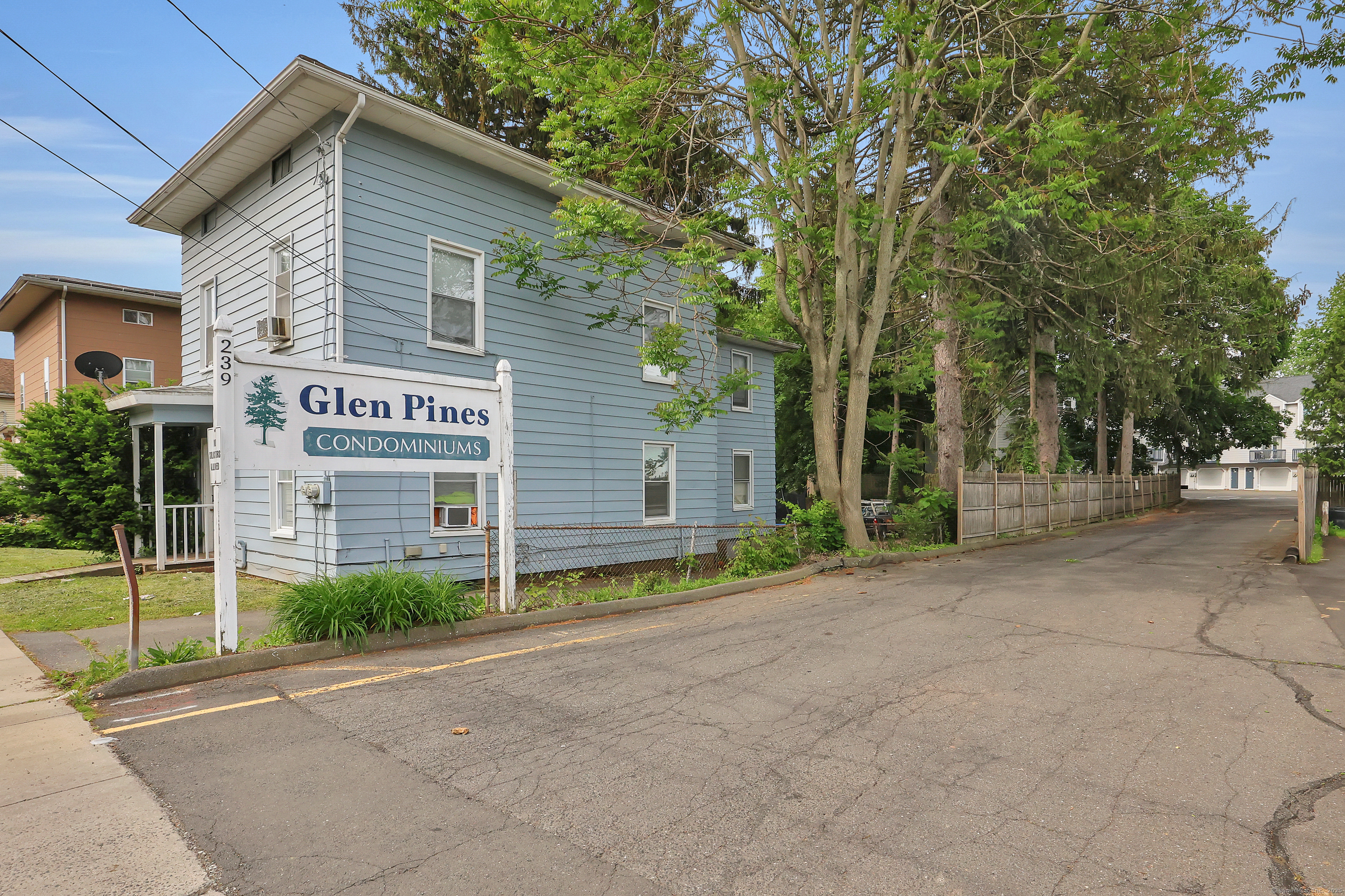 Glen Street, New Britain, Connecticut - 2 Bedrooms  
2 Bathrooms  
6 Rooms - 