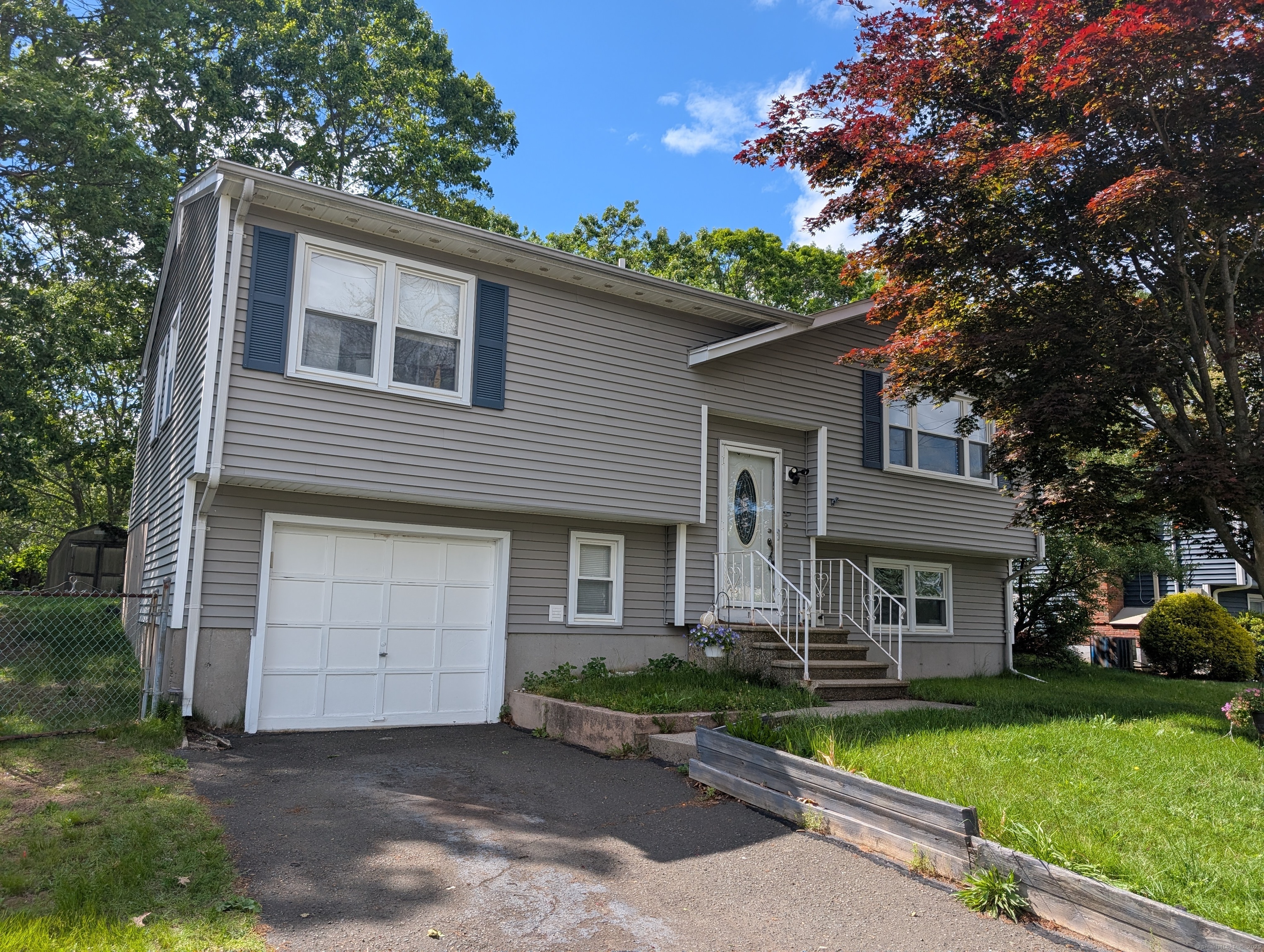 Dora Drive, East Haven, Connecticut - 3 Bedrooms  
2 Bathrooms  
6 Rooms - 