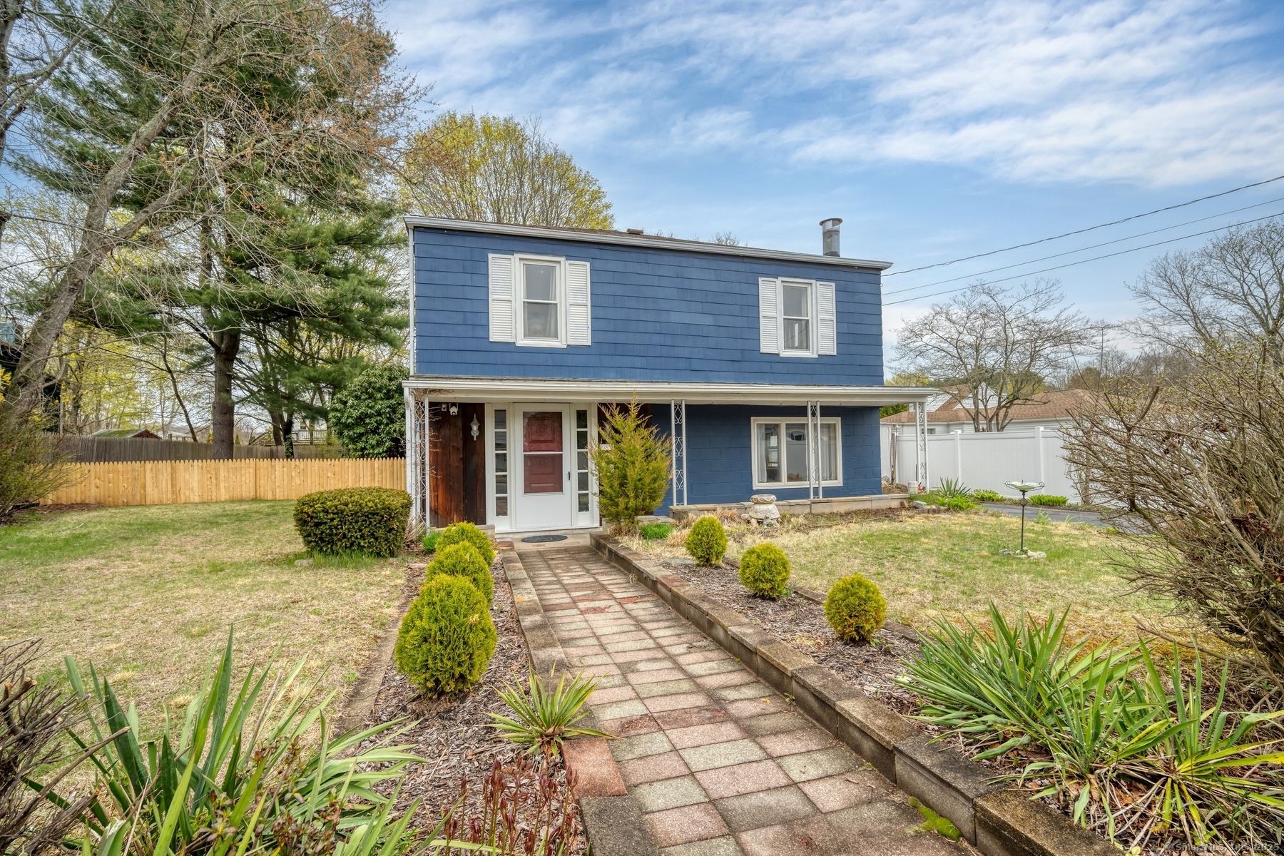 Woodlawn Court, Waterford, Connecticut - 3 Bedrooms  
2 Bathrooms  
5 Rooms - 