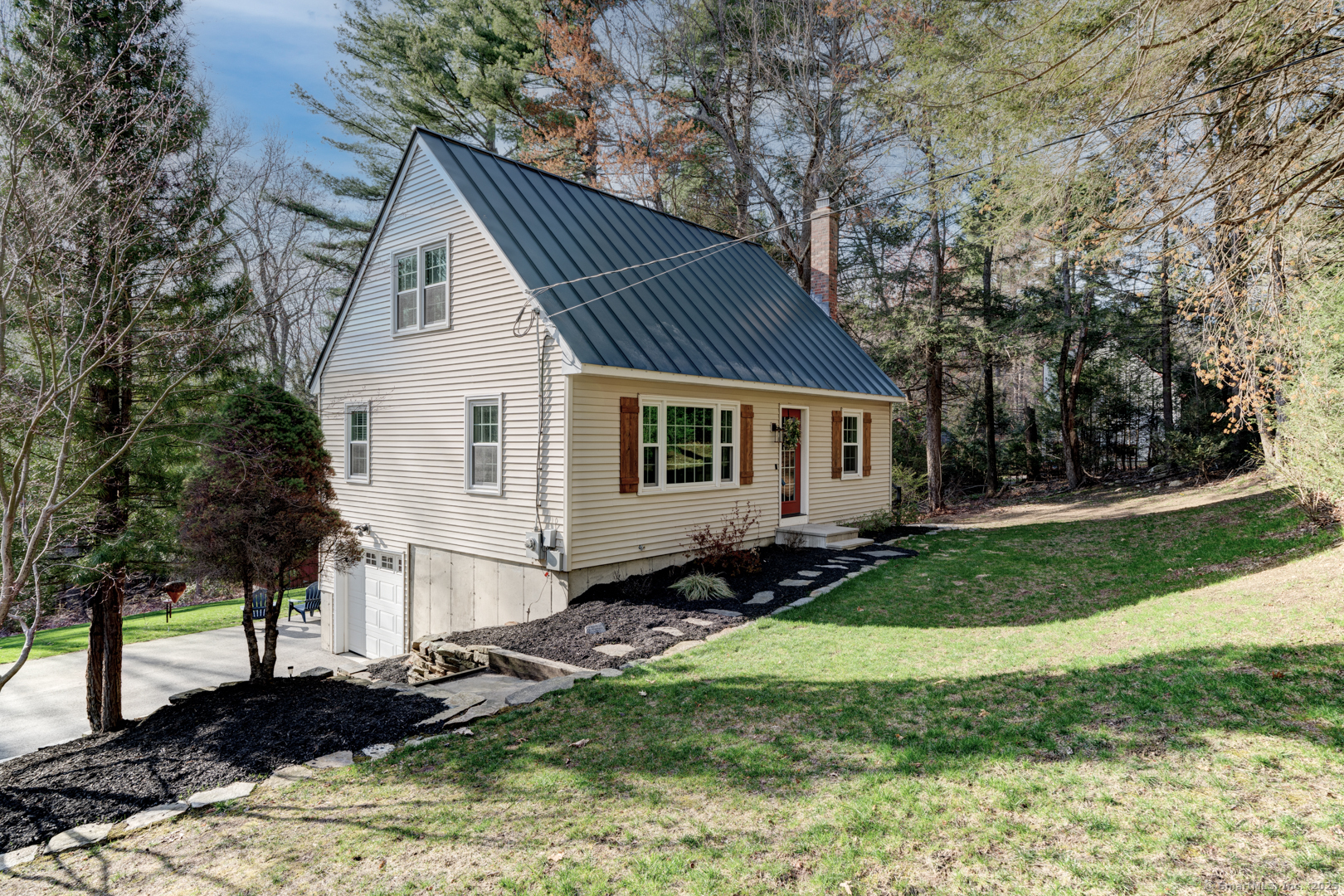 Conklin Road, Stafford, Connecticut - 3 Bedrooms  
1 Bathrooms  
6 Rooms - 