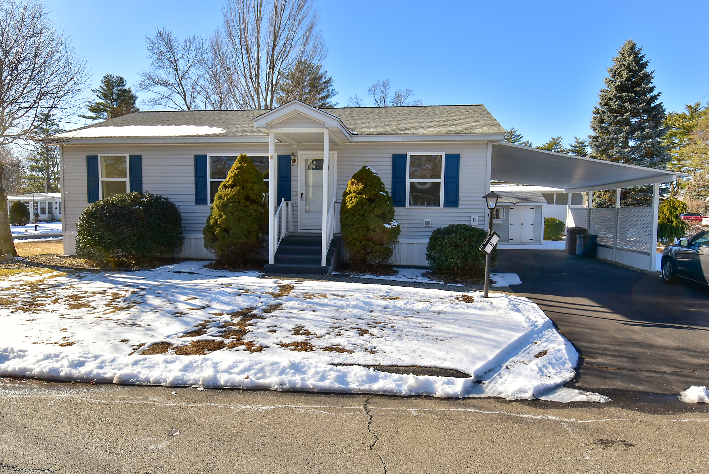 Riverview Drive, Plainville, Connecticut - 2 Bedrooms  
2 Bathrooms  
4 Rooms - 