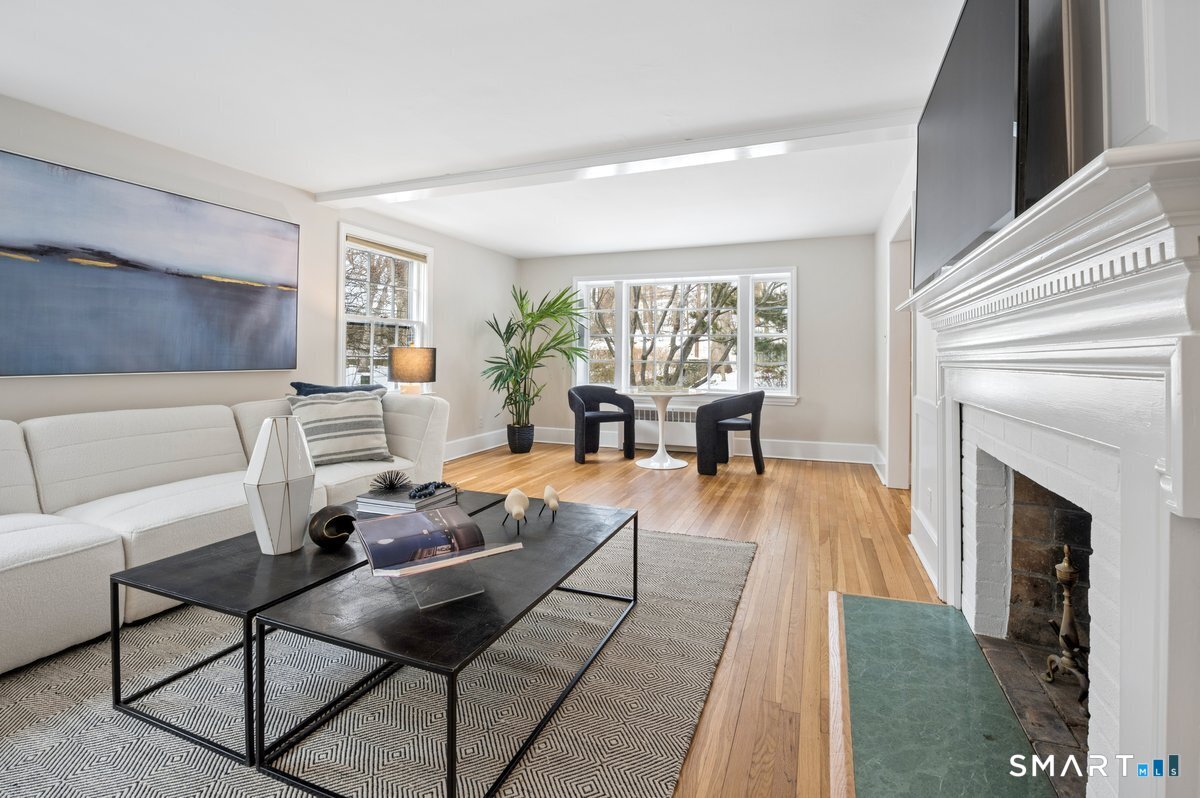 1091 Round Hill Road