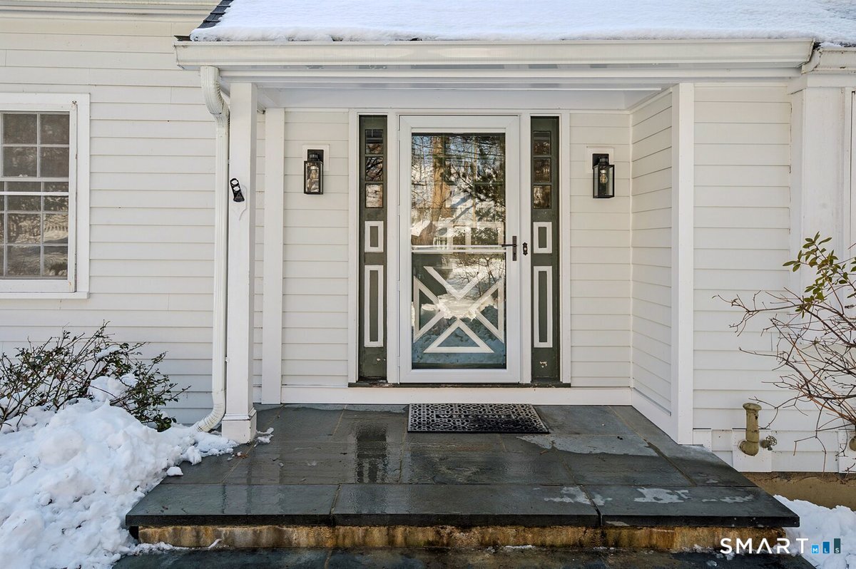 1091 Round Hill Road